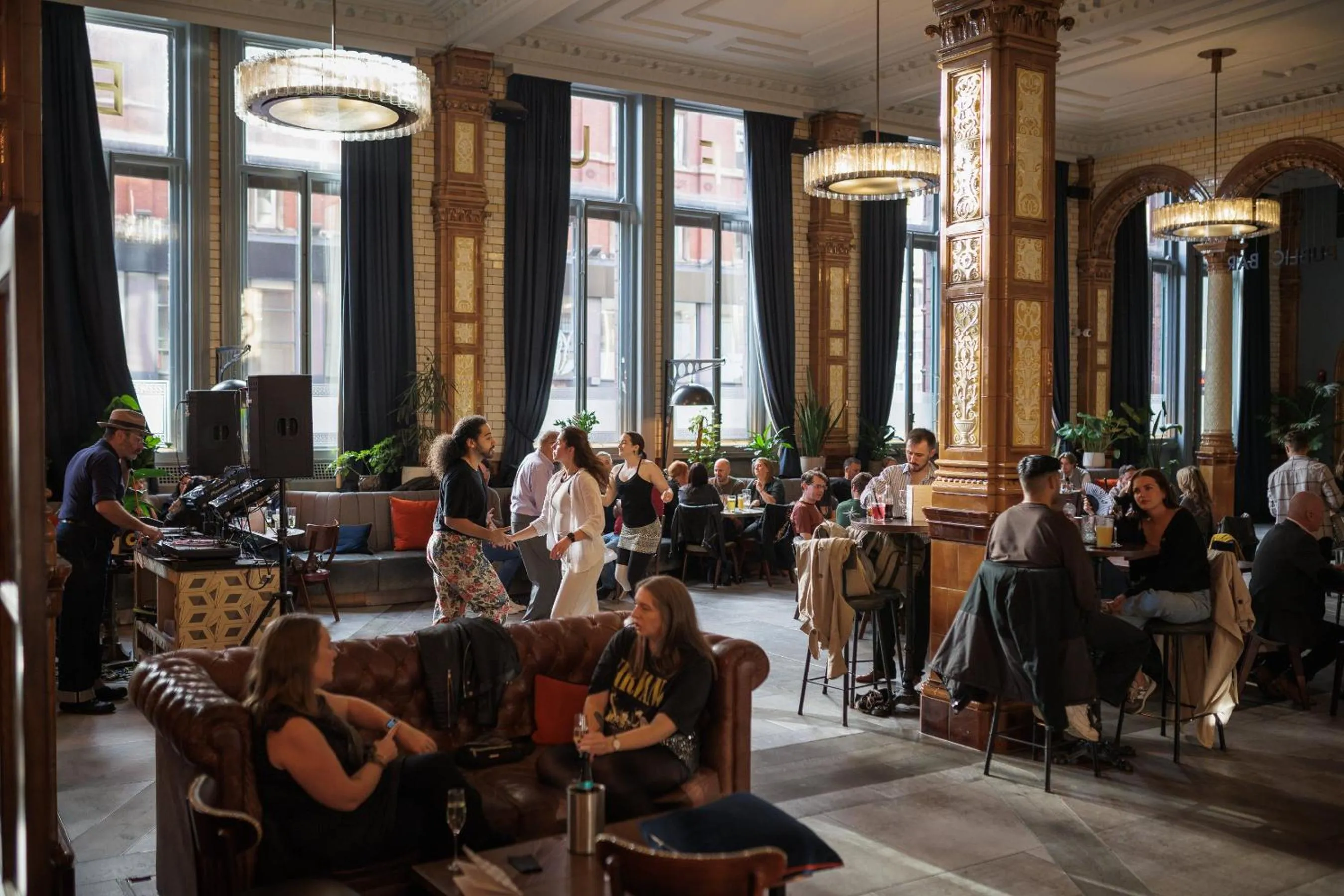 Lounge or bar in Kimpton Clocktower by IHG