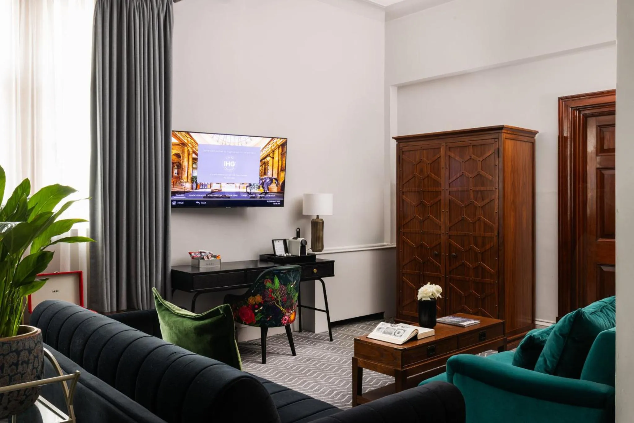 Photo of the whole room in Kimpton Clocktower by IHG