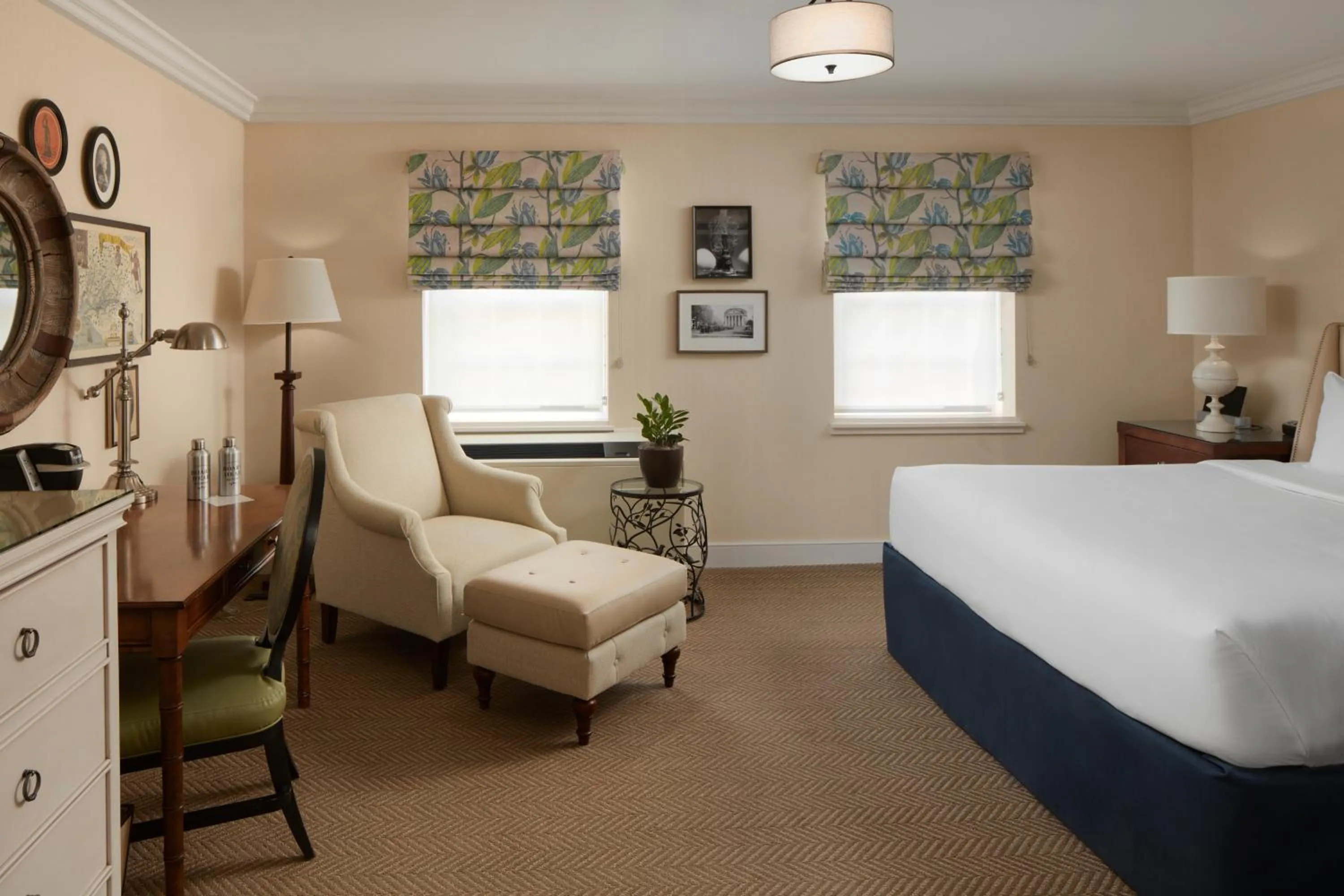 Seating area, Bed in Boar's Head Resort