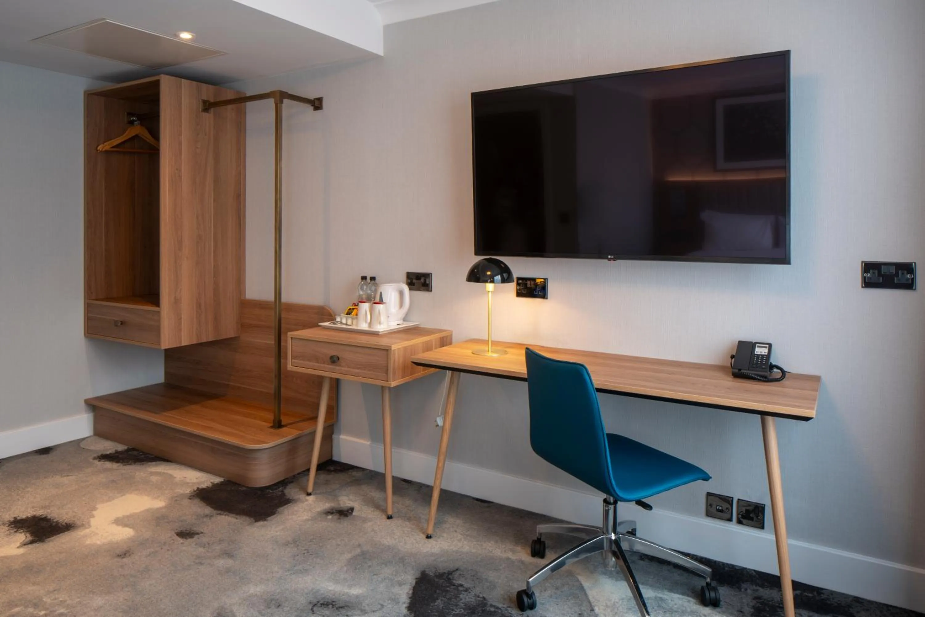 TV and multimedia in London Chigwell Prince Regent Hotel, BW Signature Collection