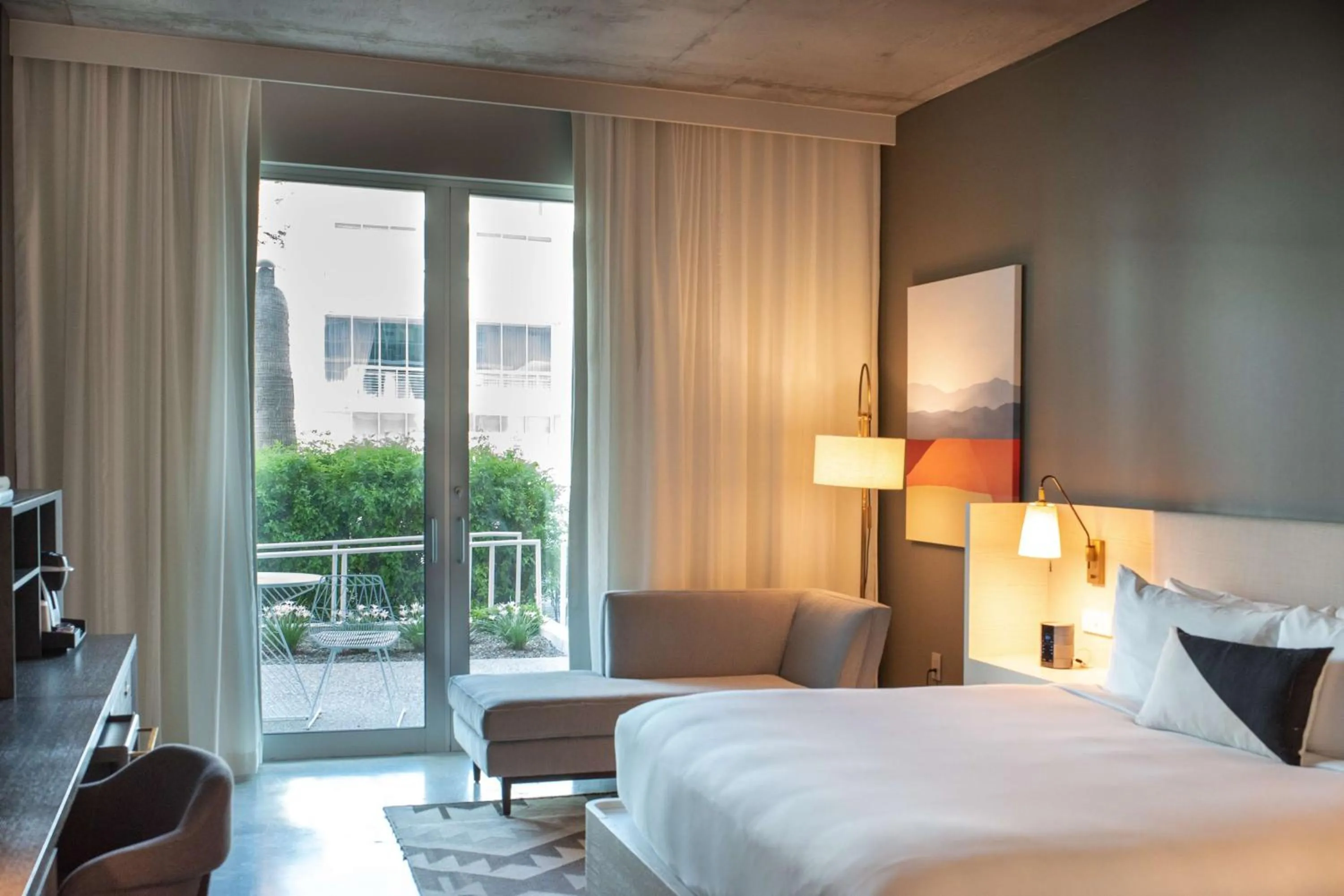 Bedroom, Bed in Mountain Shadows Resort Scottsdale