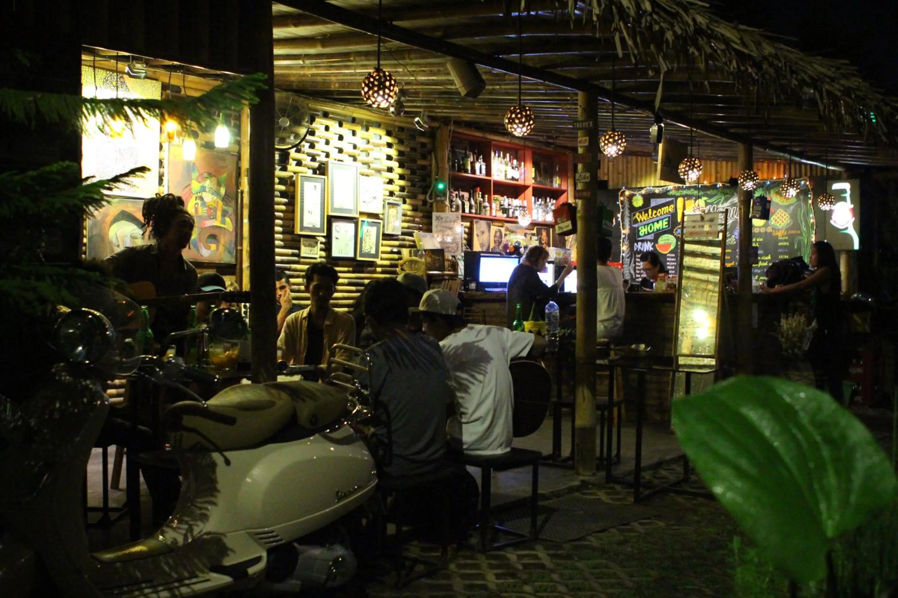 Restaurant/places to eat in Venezia Homestay and Garden