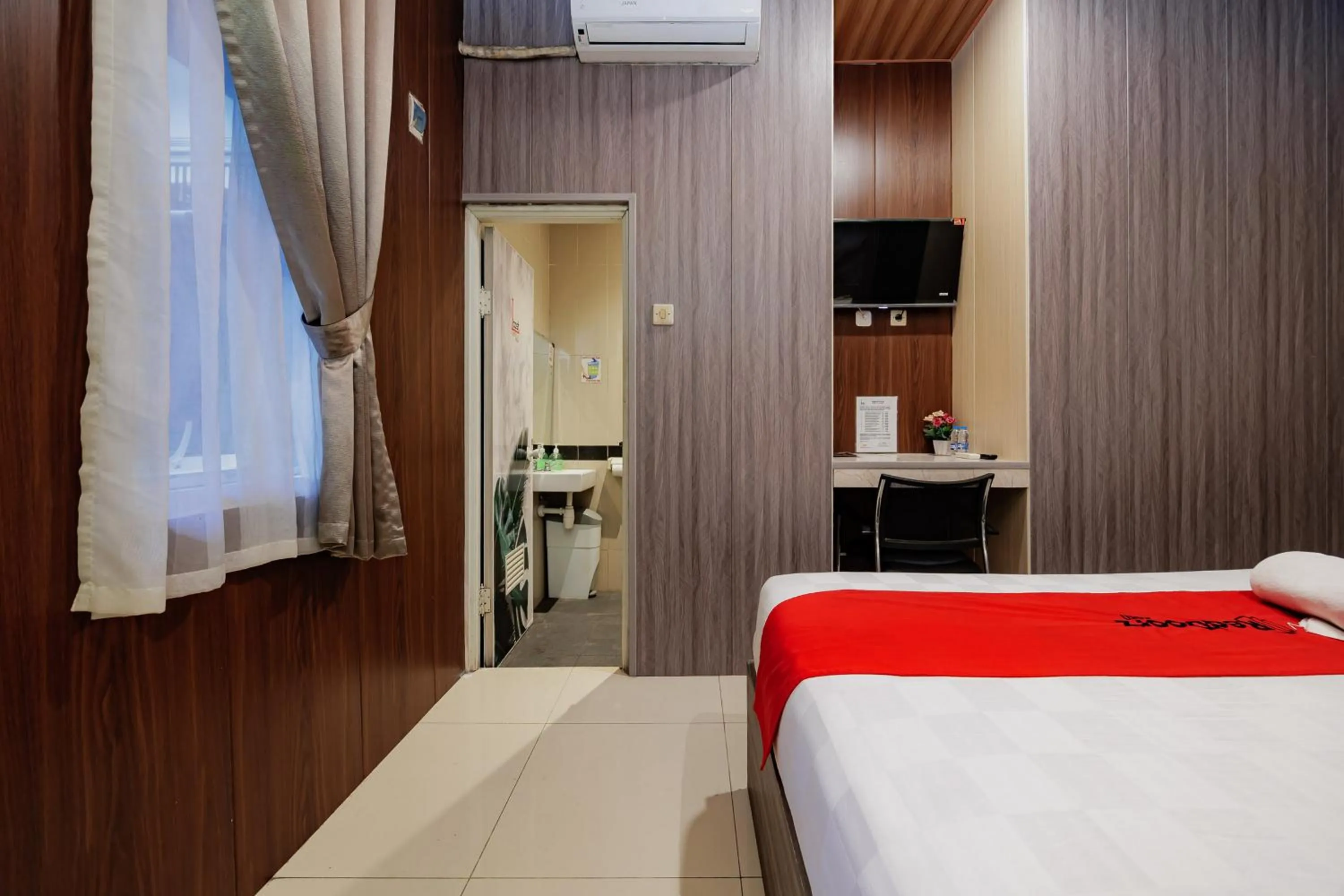 Bedroom, Bed in RedDoorz near Exit Toll Bogor