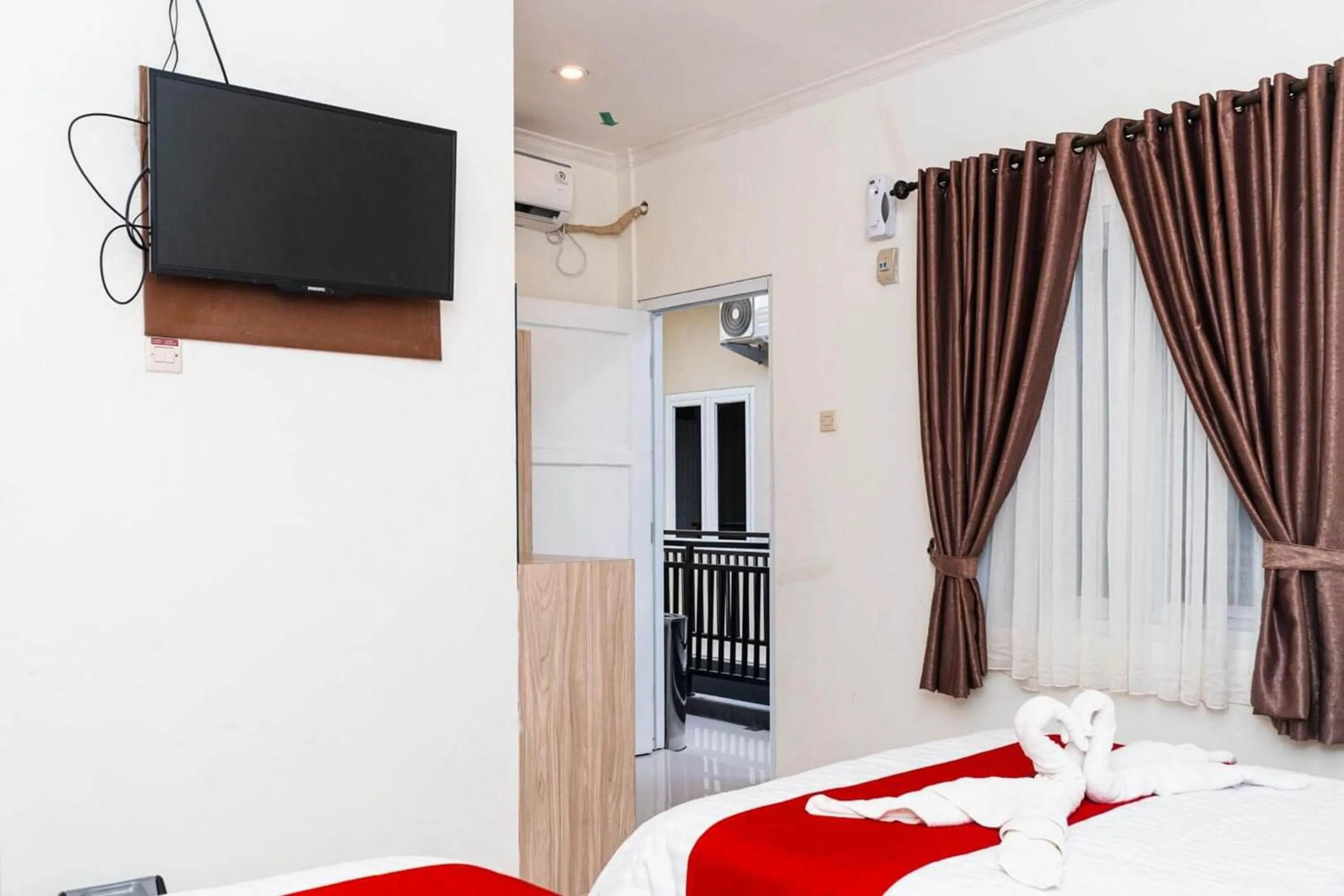 TV and multimedia, Bed in RedDoorz near Exit Toll Bogor