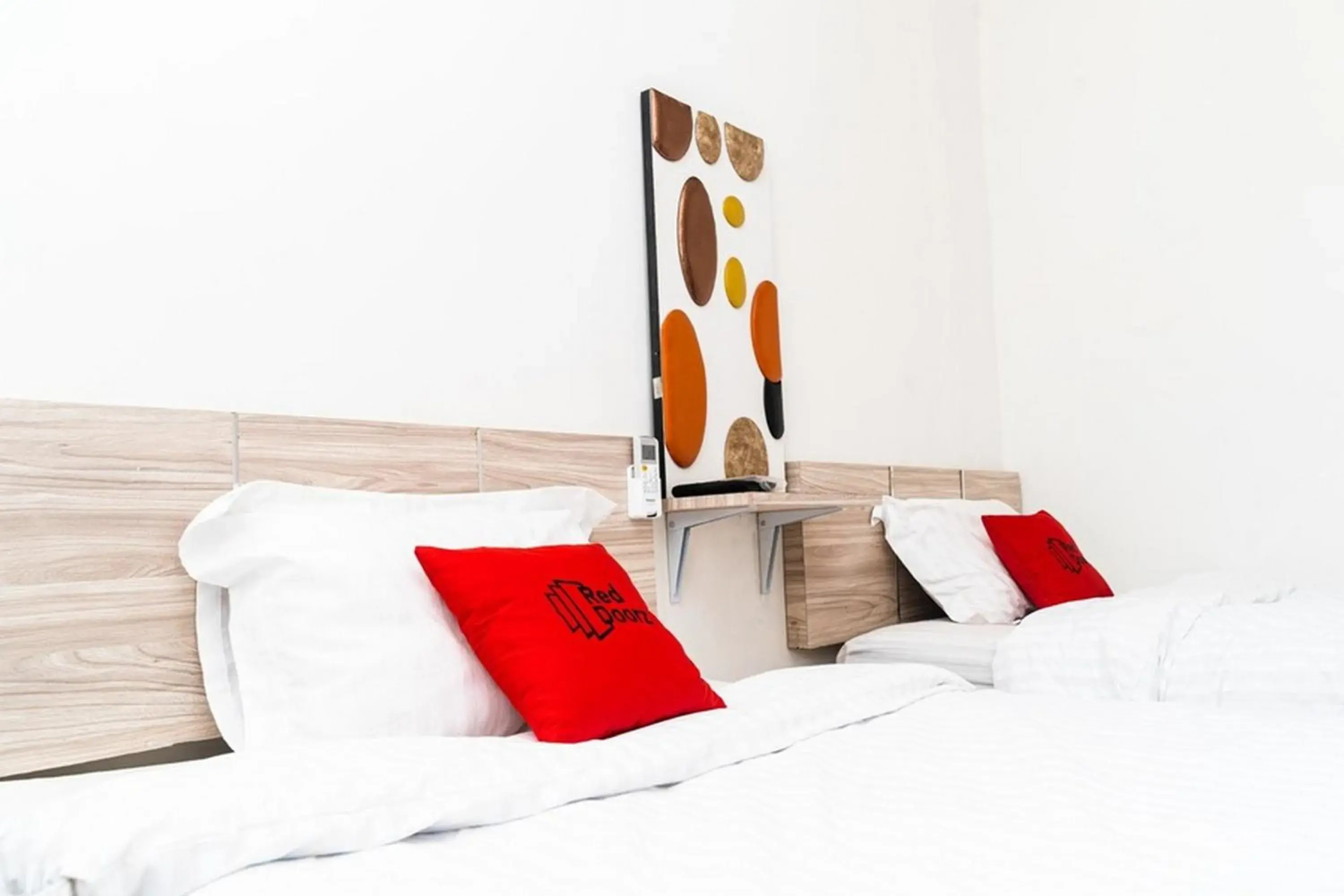 Deluxe Twin Room in RedDoorz near Exit Toll Bogor Deluxe Twin Room in RedDoorz near Exit Toll Bogor