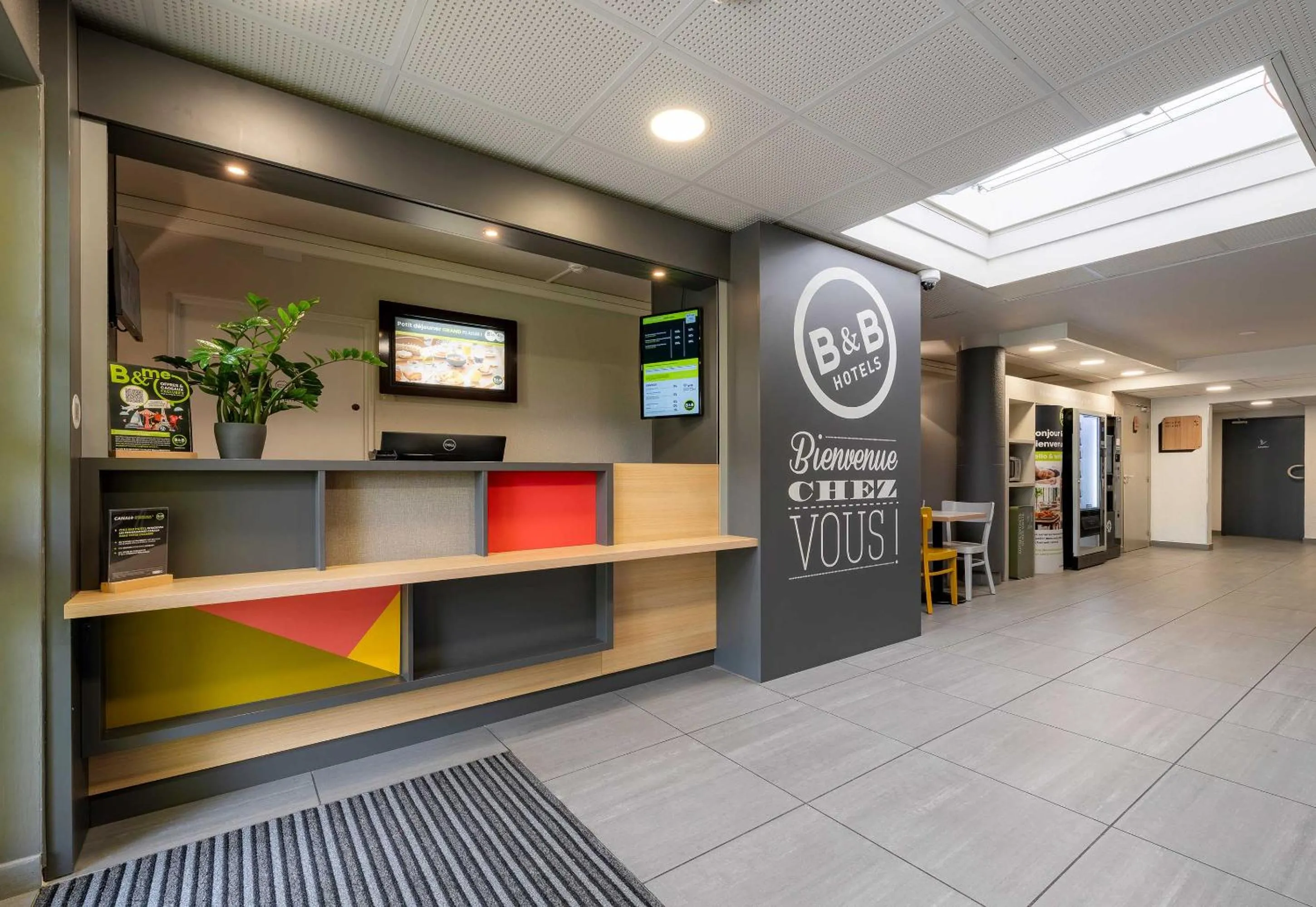 Lobby or reception in B&B HOTEL Calais Centre St Pierre