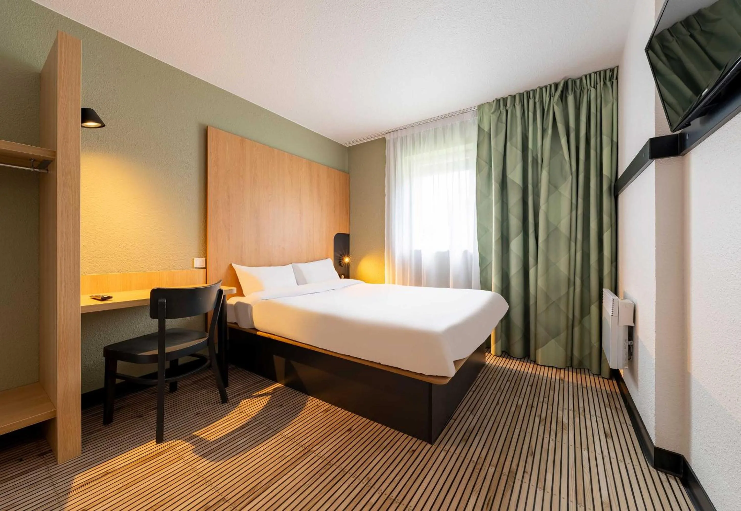 Bedroom, Bed in B&B HOTEL Calais Centre St Pierre