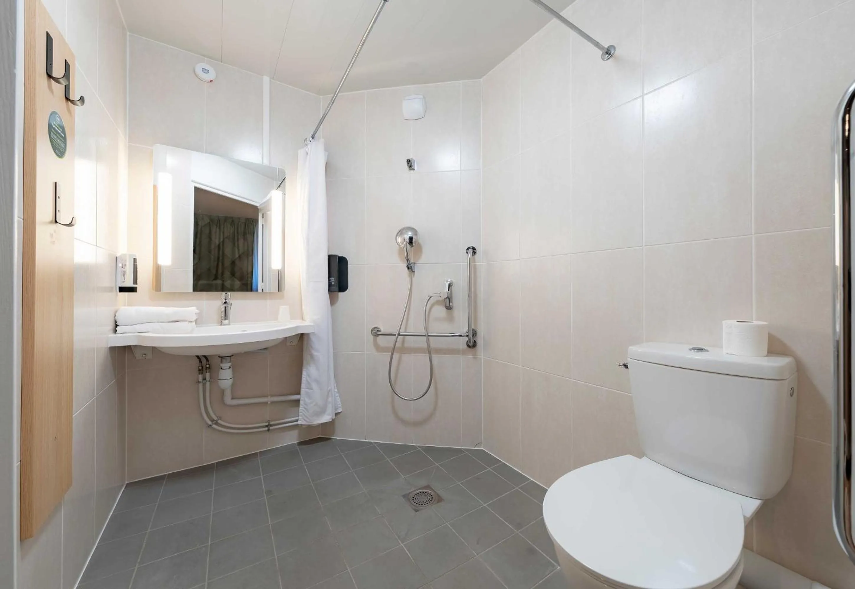 Bathroom in B&B HOTEL Calais Centre St Pierre