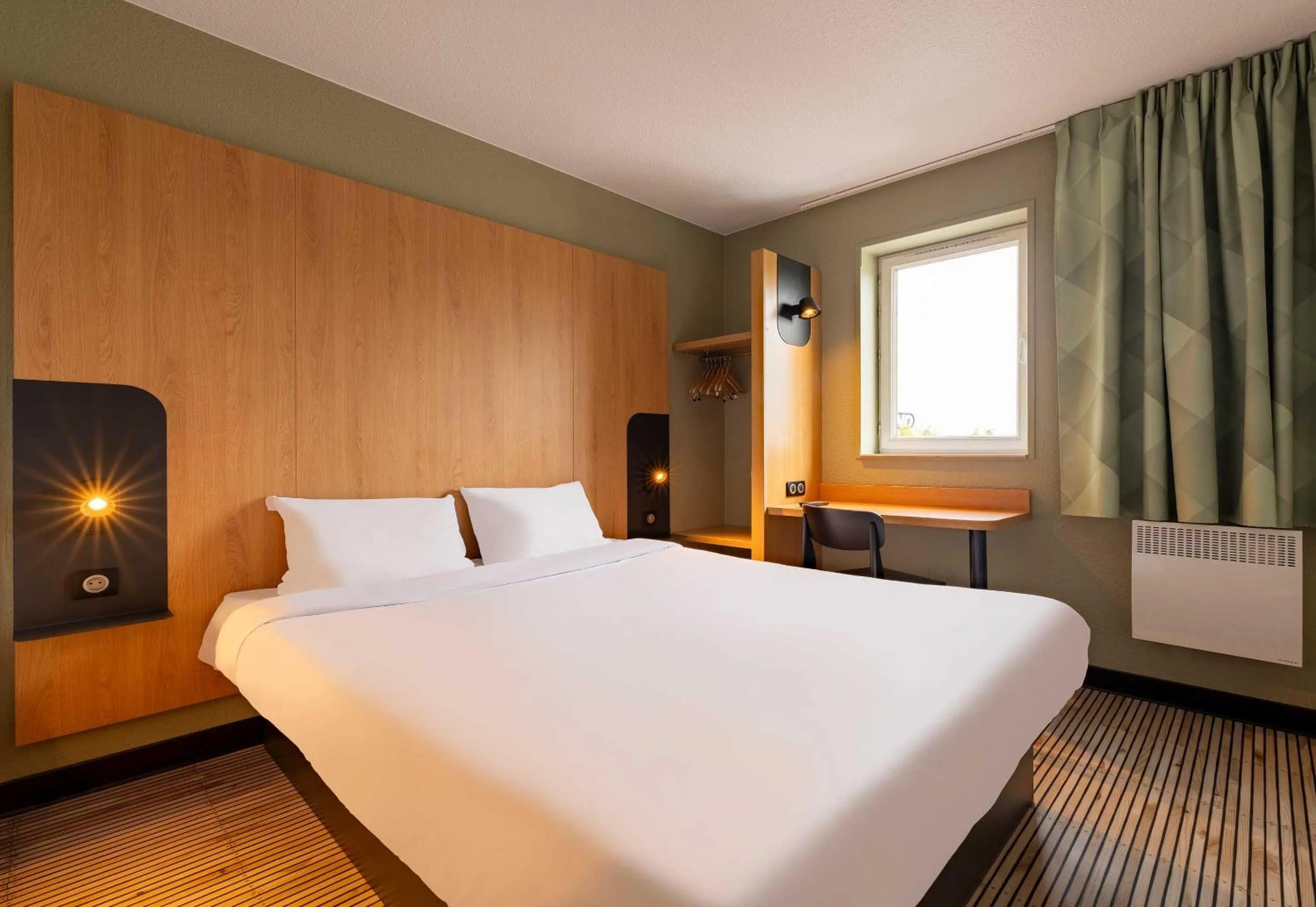 Bedroom, Bed in B&B HOTEL Calais Centre St Pierre