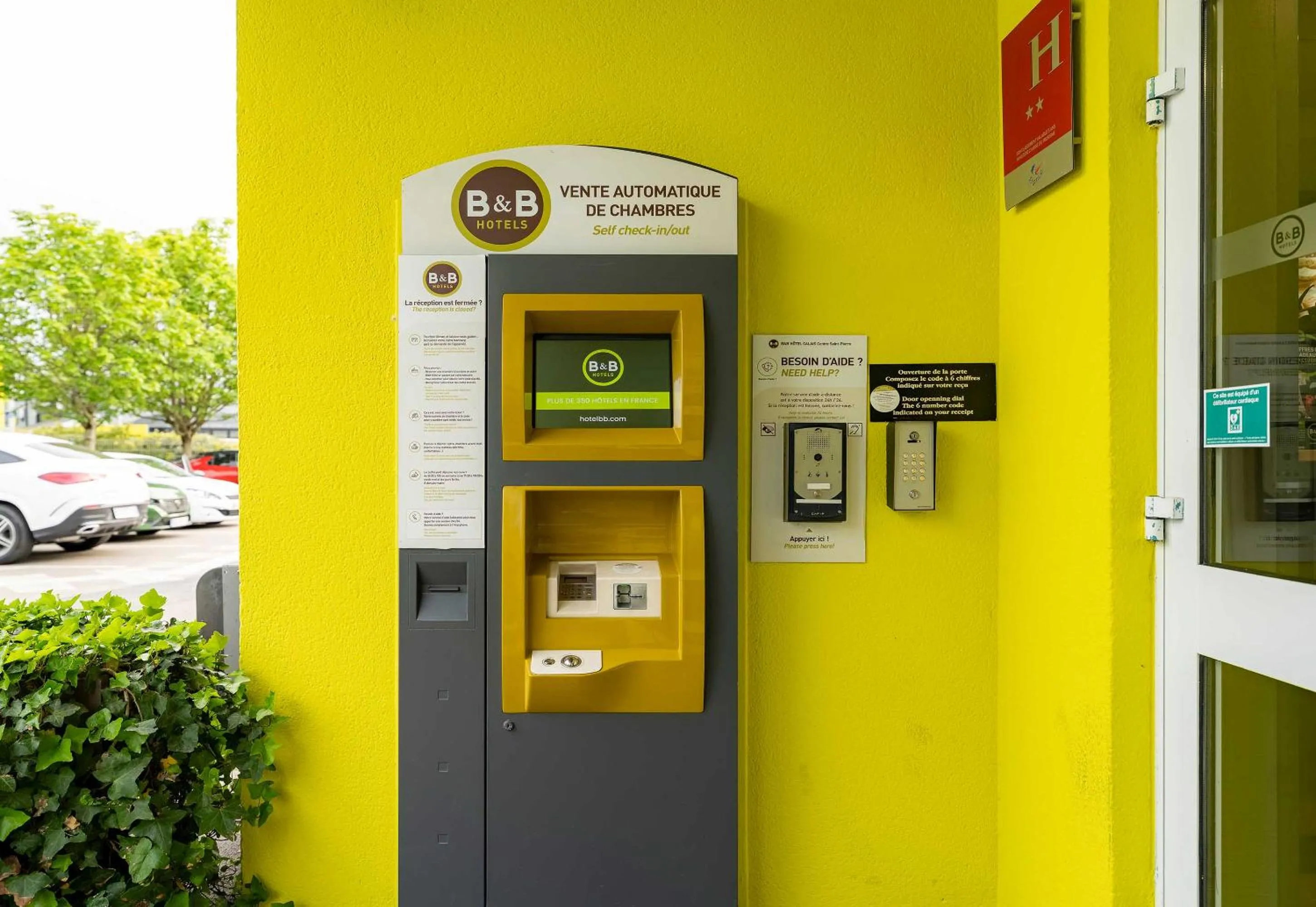 Facade/entrance in B&B HOTEL Calais Centre St Pierre