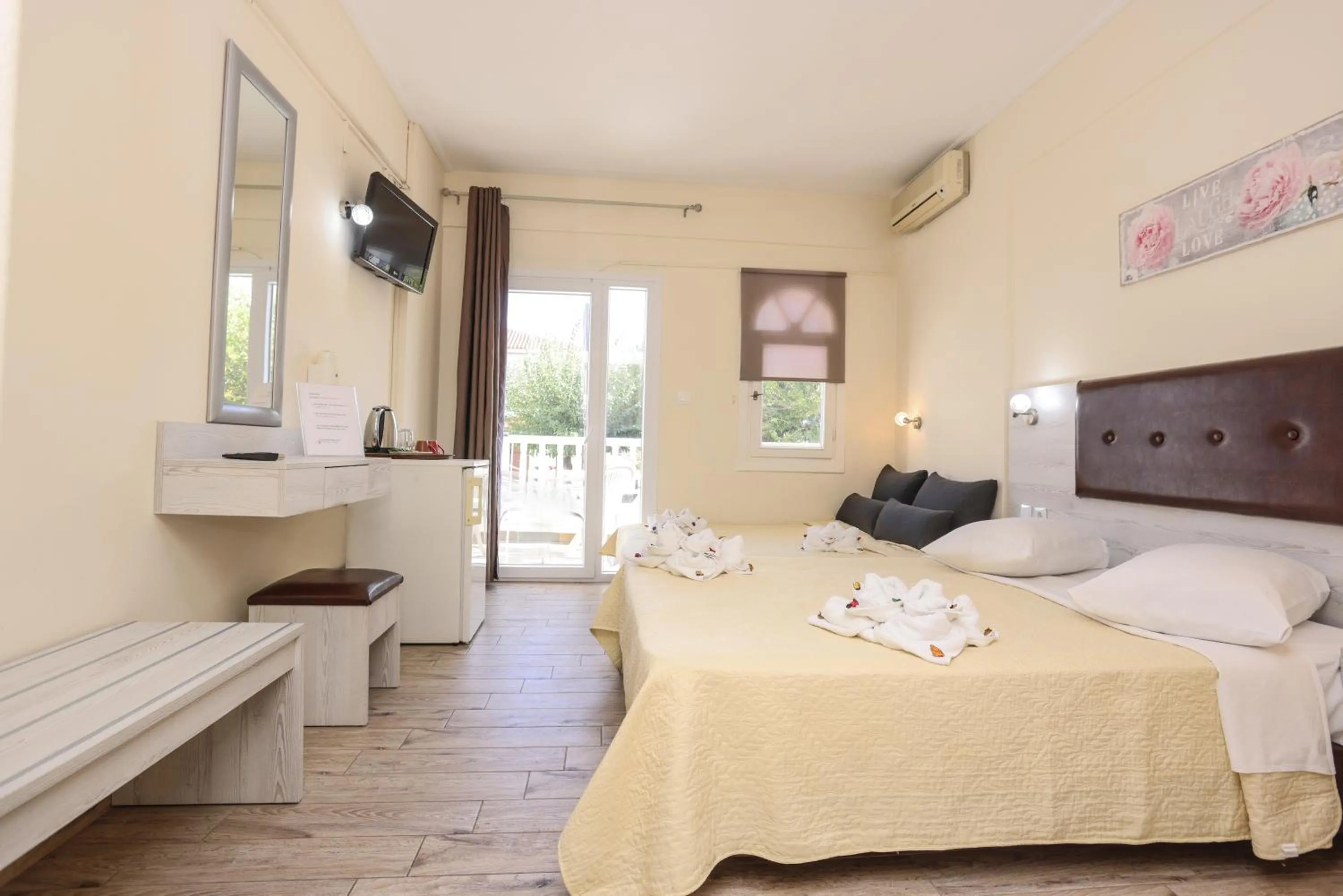 Photo of the whole room, Bed in Summer Beach Hotel