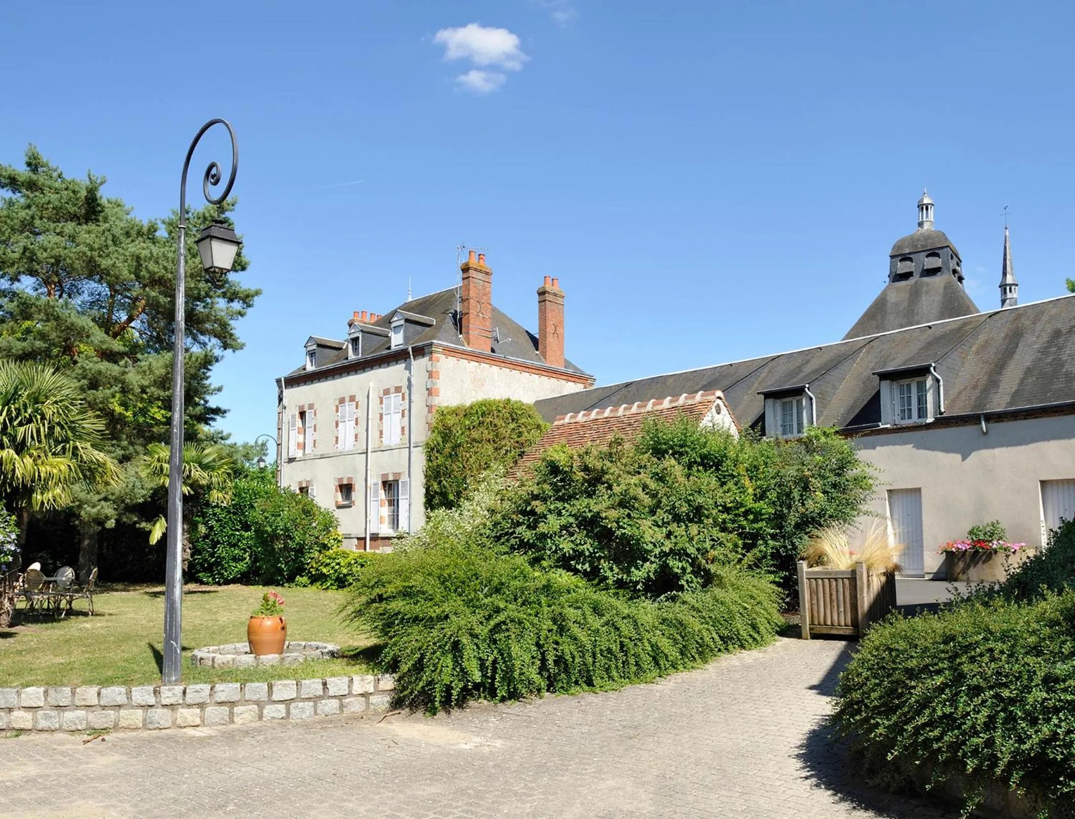 Garden in Logis Hôtel Restaurant Du Labrador