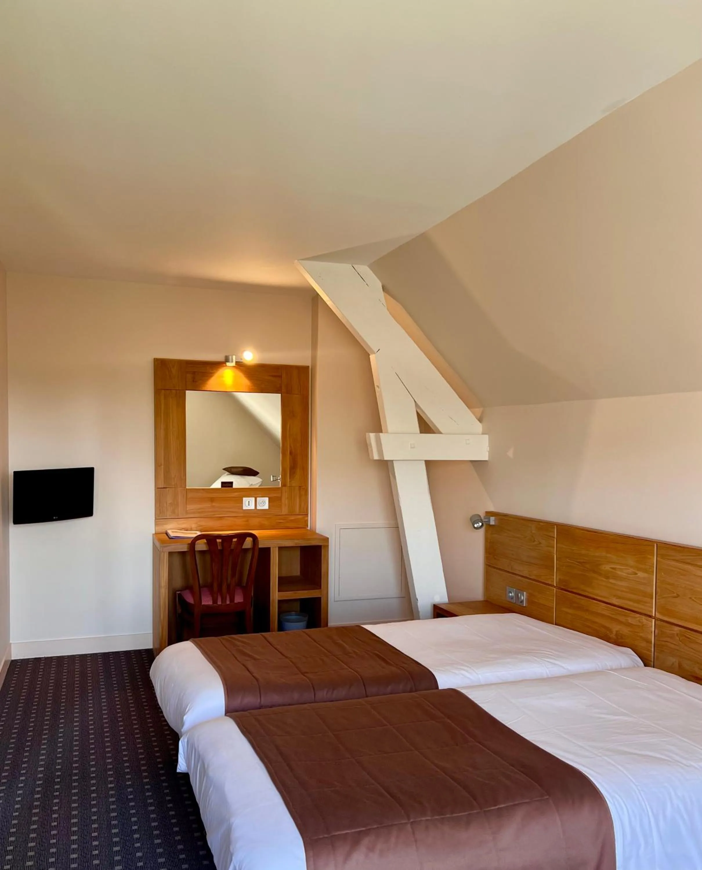 Bed in Logis Hôtel Restaurant Du Labrador