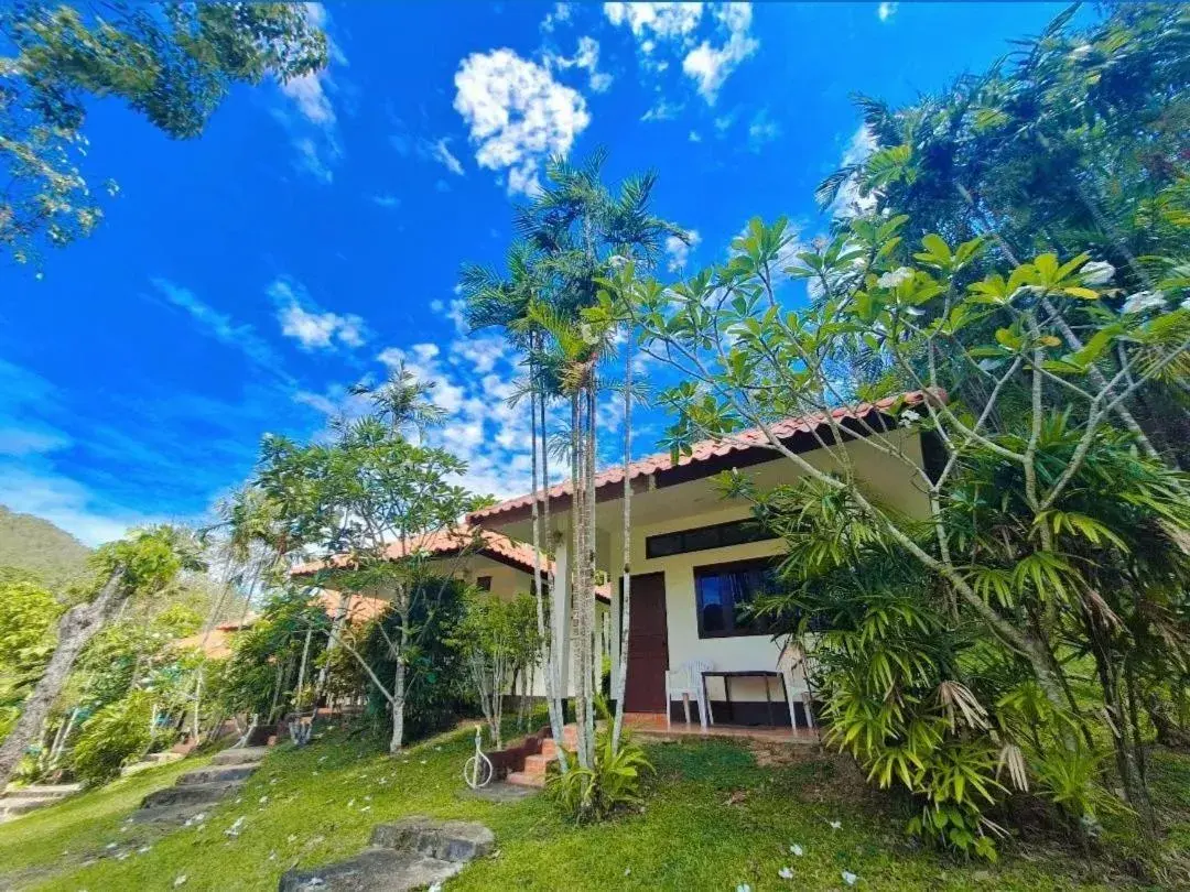 Deluxe Room in Koh Mook Rubber Tree Bungalows Deluxe Room in Koh Mook Rubber Tree Bungalows