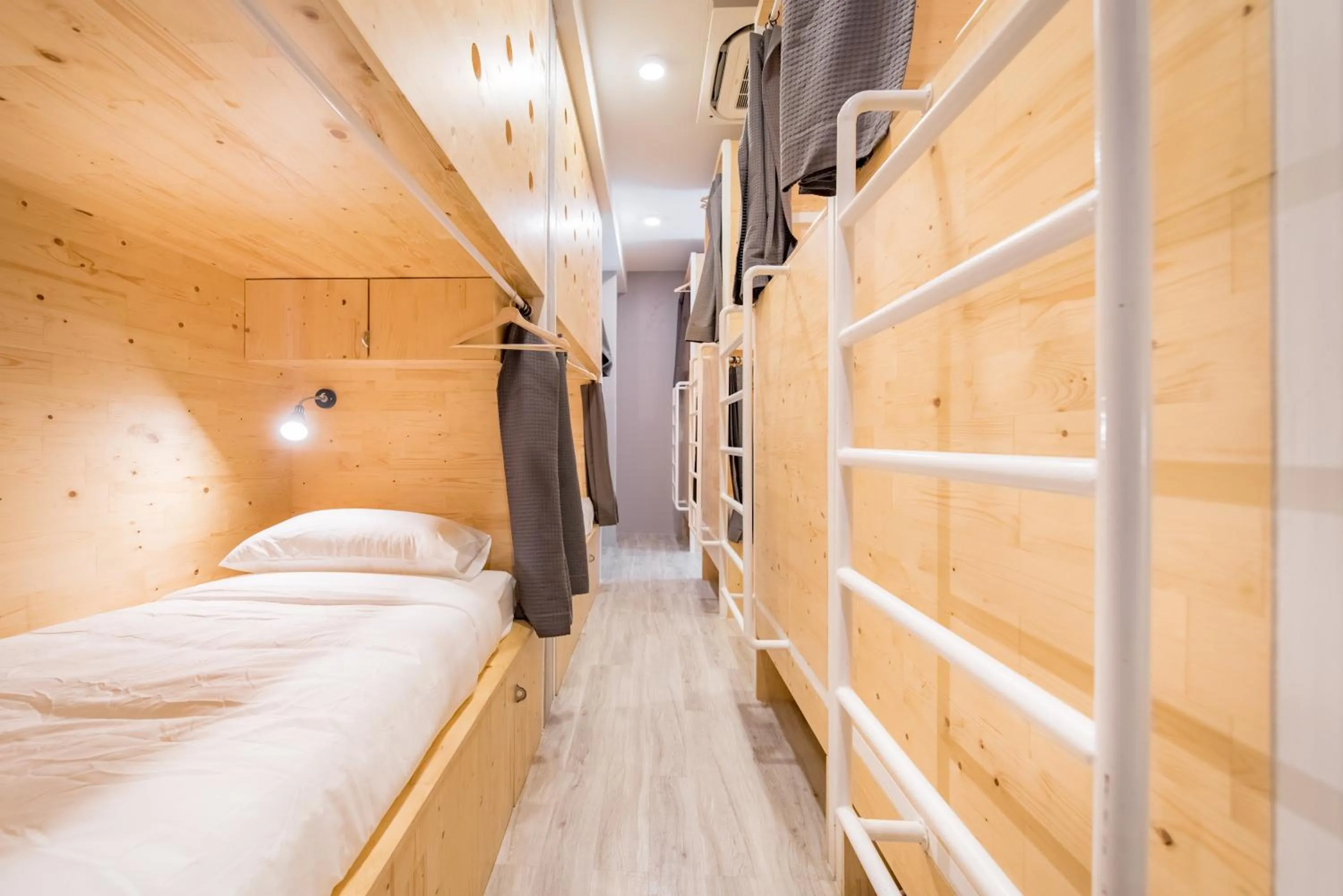 Photo of the whole room, Bed in Norn Yaowarat Hotel