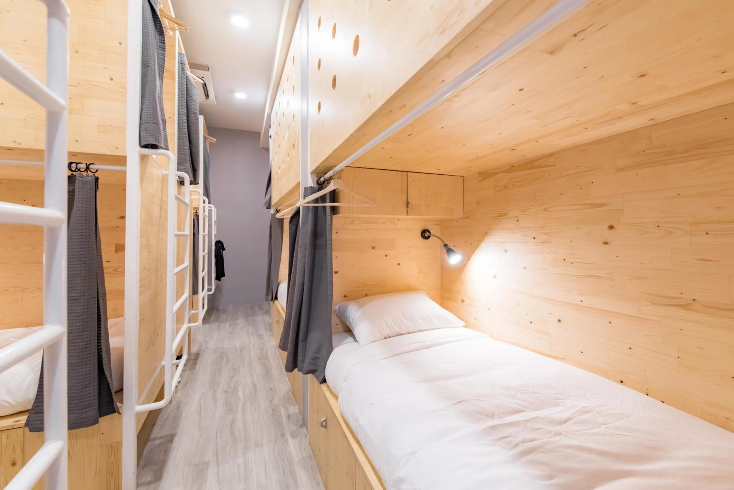 Photo of the whole room, Bed in Norn Yaowarat Hotel