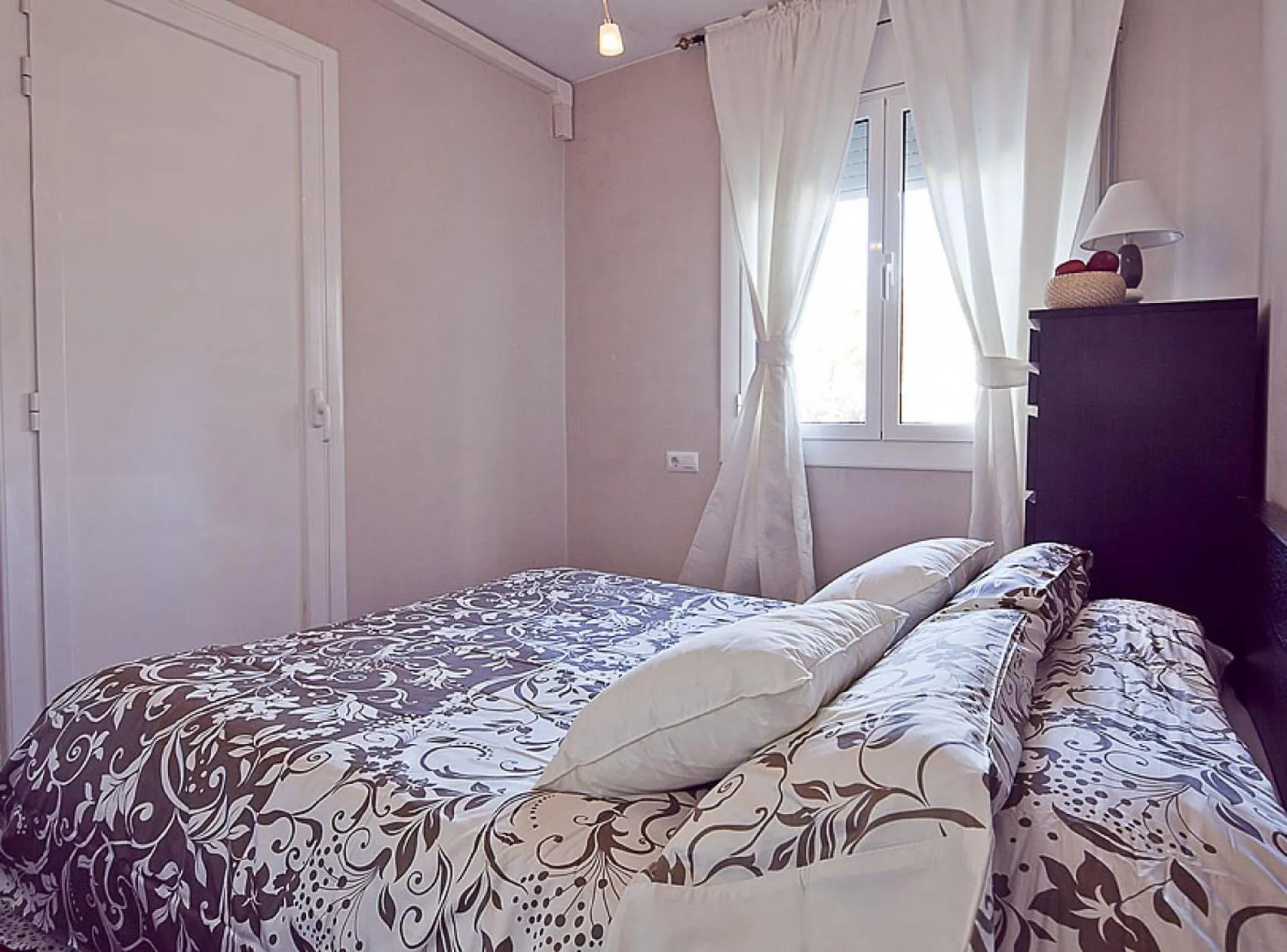 Bed in Ciutadella Park Born