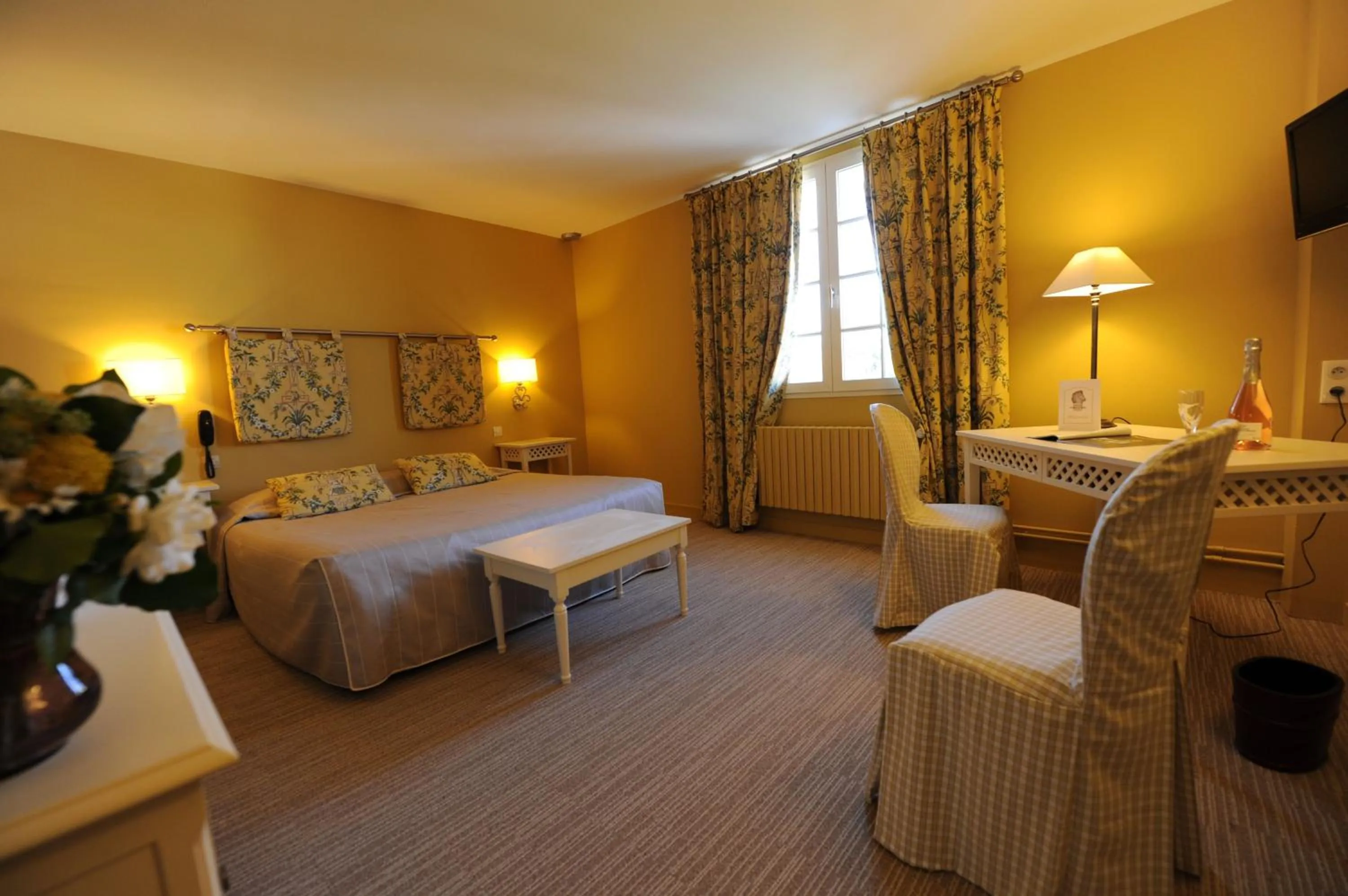 Bedroom in Hotel Spa Le Relais Du Bellay