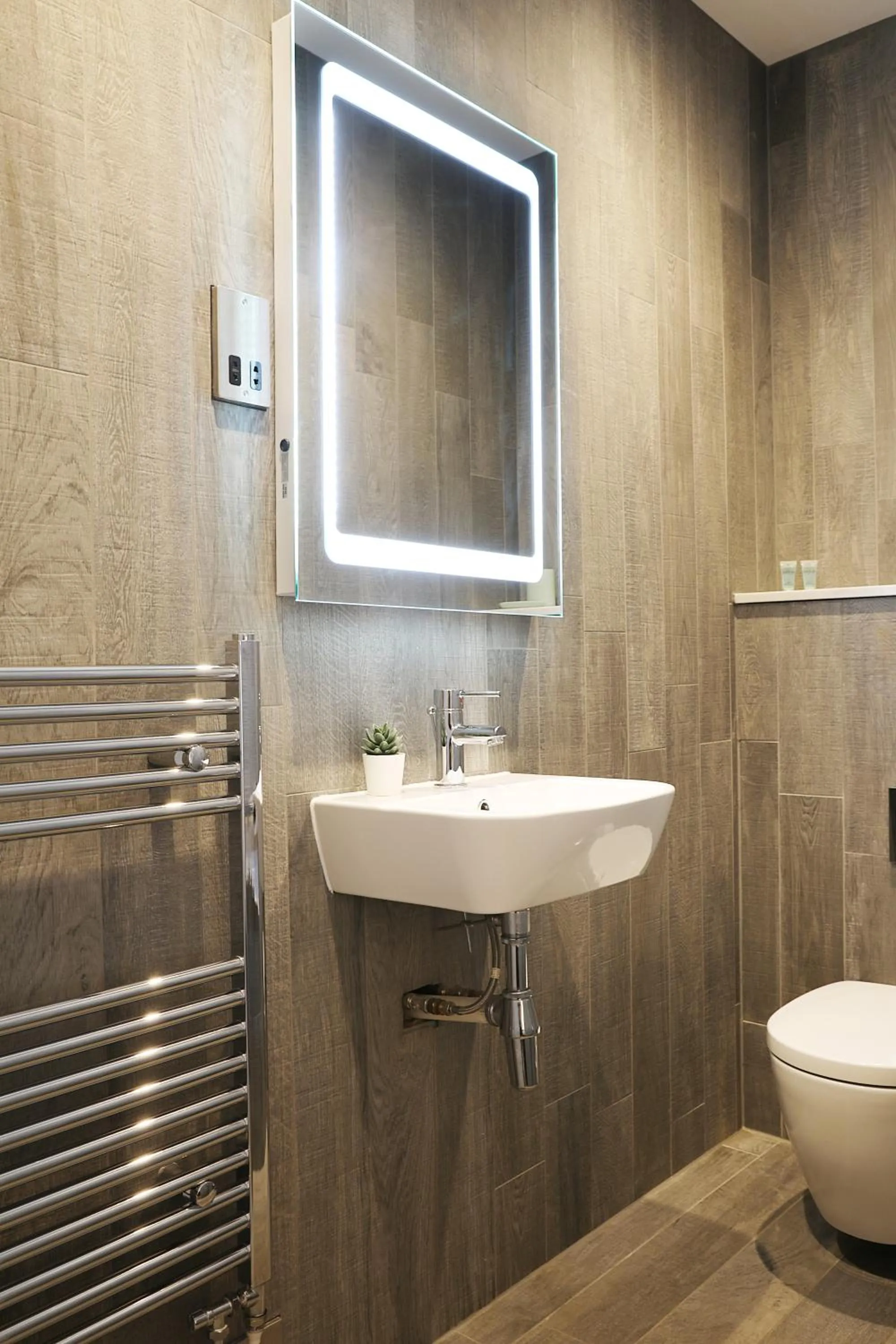 Shower in Cairn Hotel & Apartments