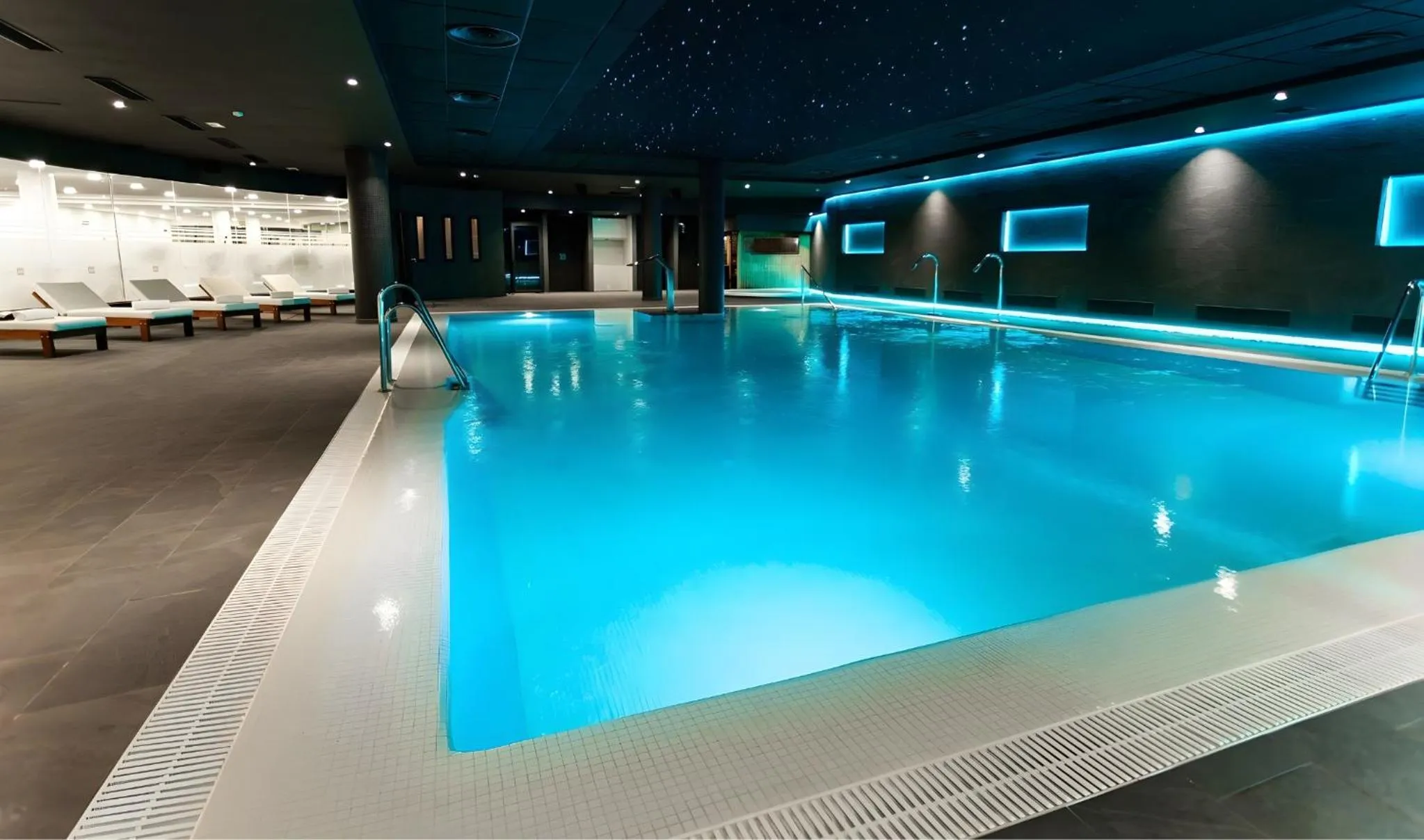 Swimming pool in Hotel Oh Nice Caledonia