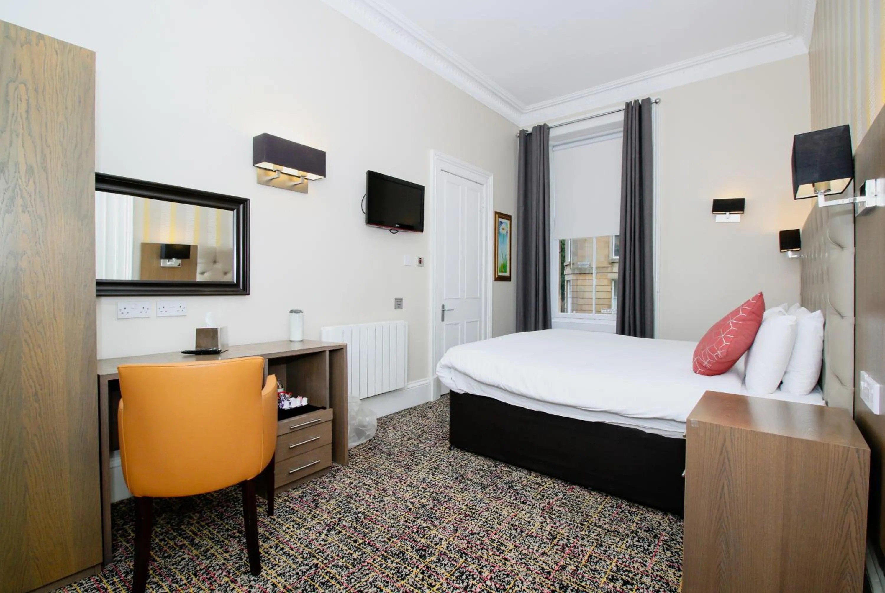 Bedroom, Bed in Ambassador Hotel