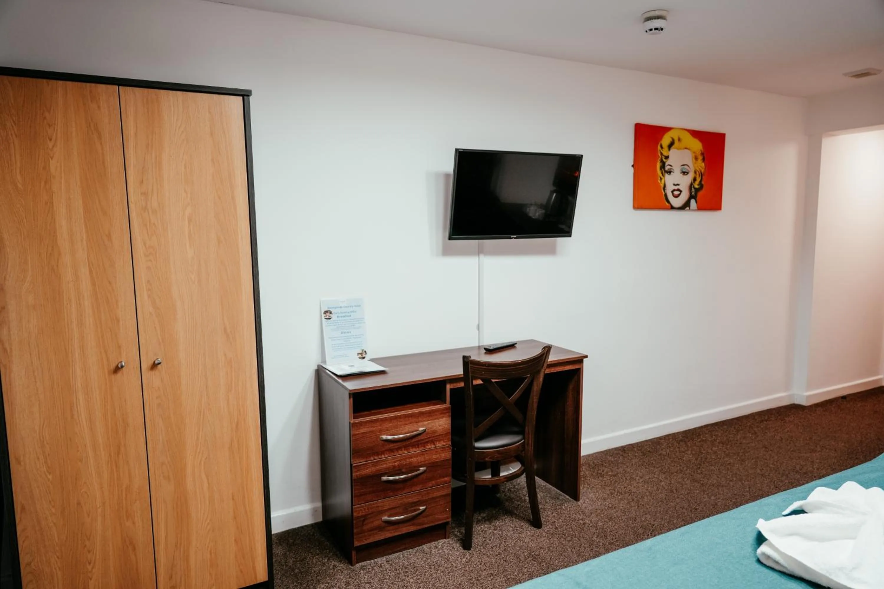 wardrobe, Bed in Basingstoke Country Hotel & Spa