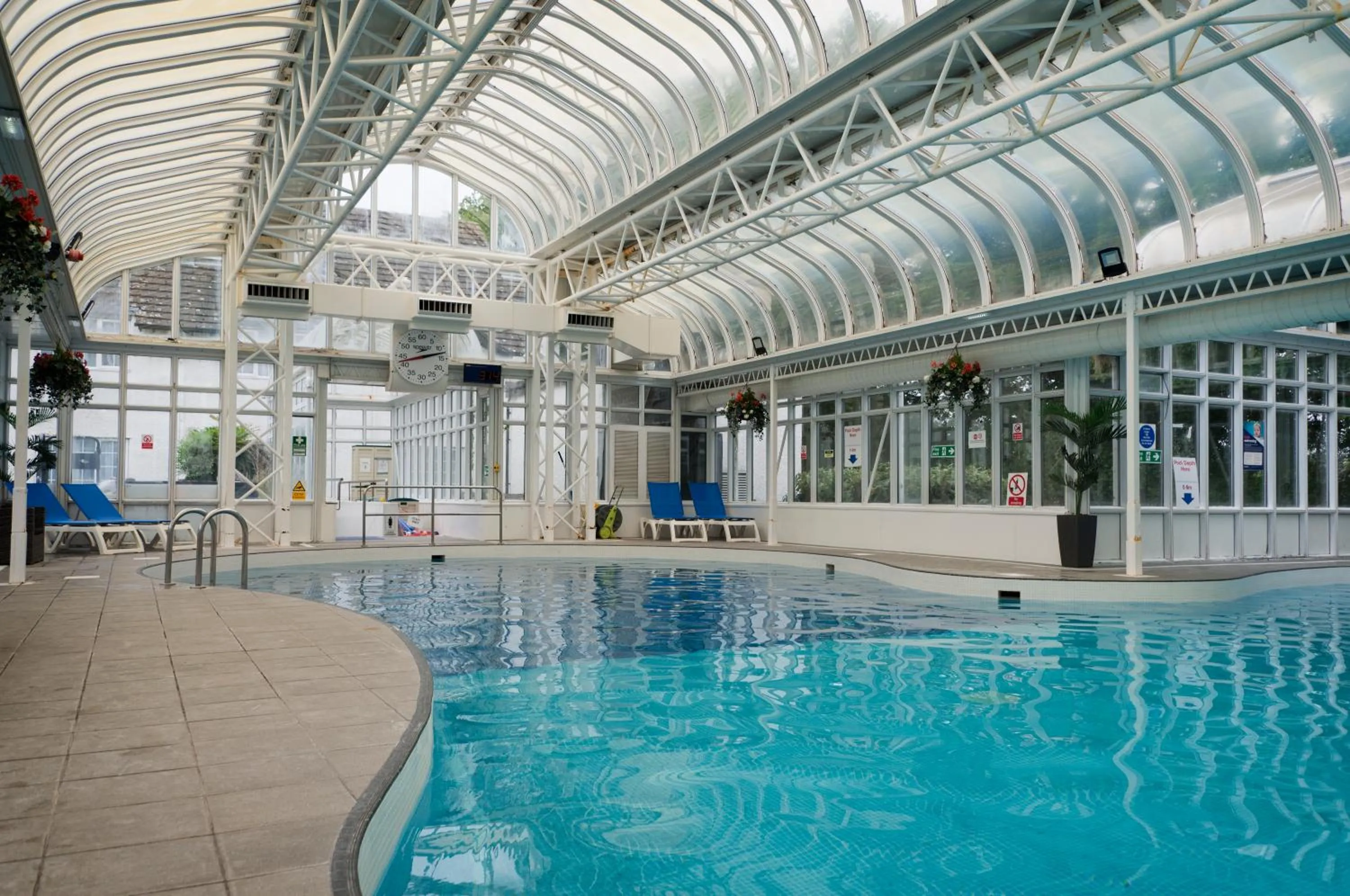 Swimming pool in Basingstoke Country Hotel & Spa