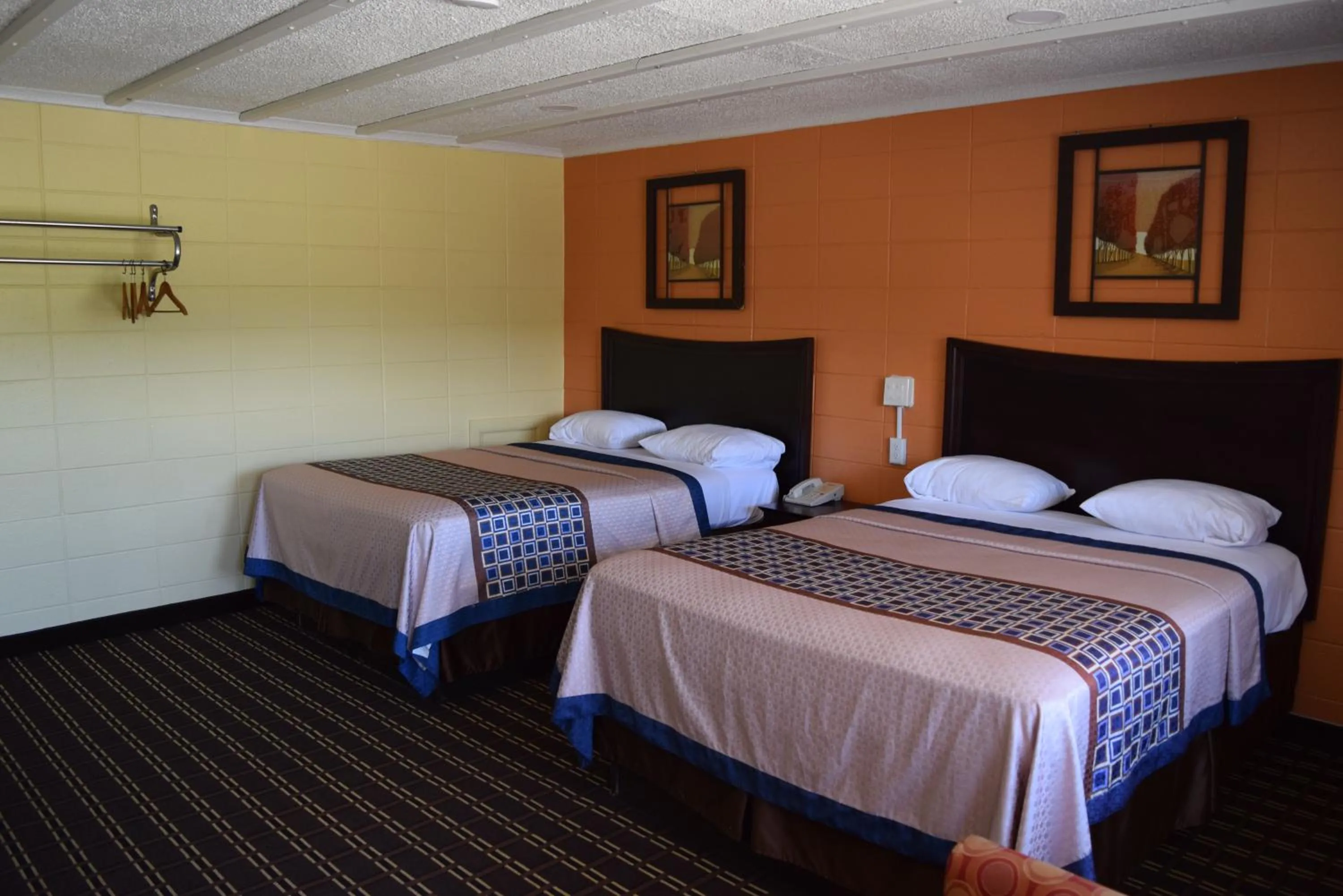 Bed in White Oaks Motel Pennsville/Carneys Point