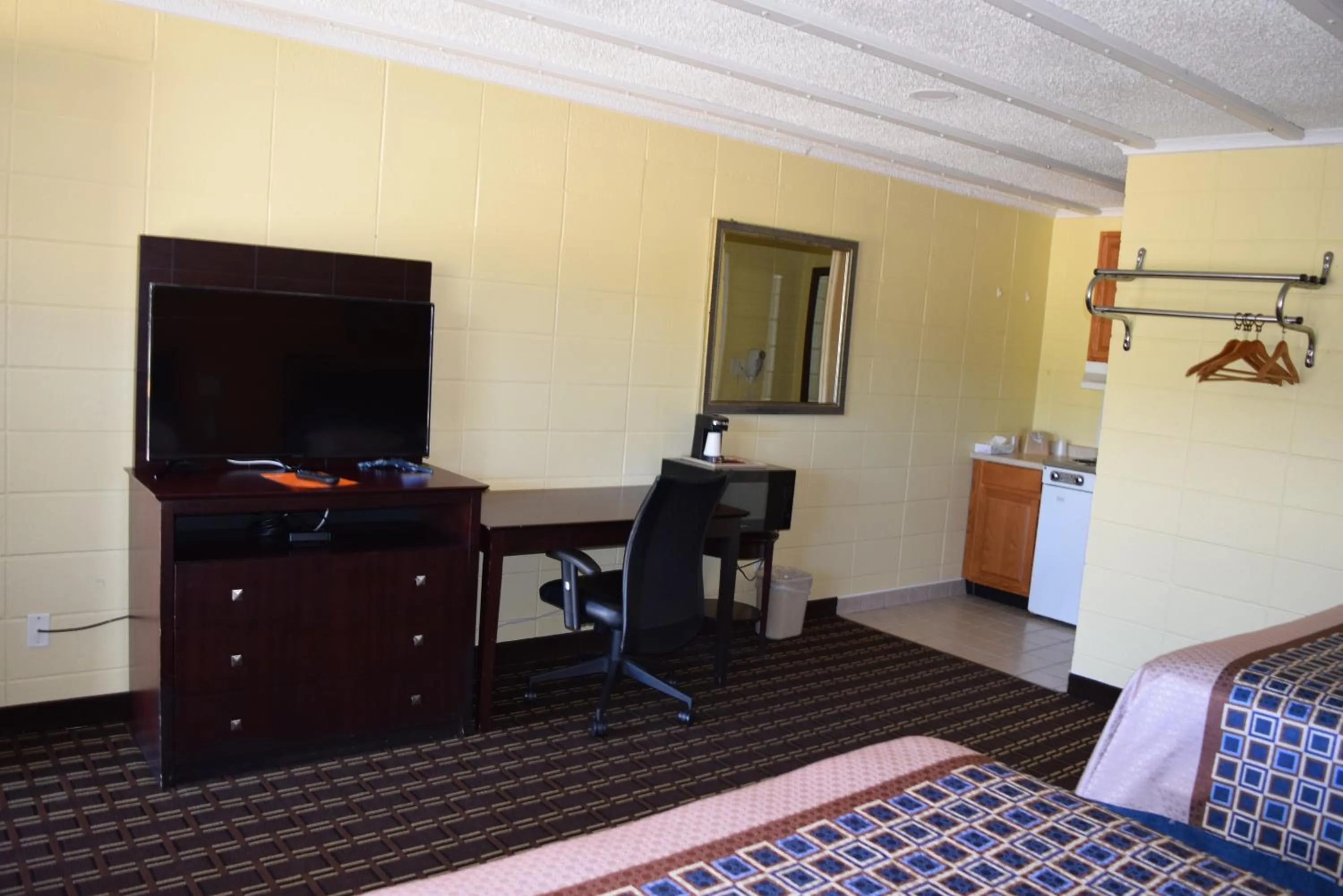 TV and multimedia in White Oaks Motel Pennsville/Carneys Point