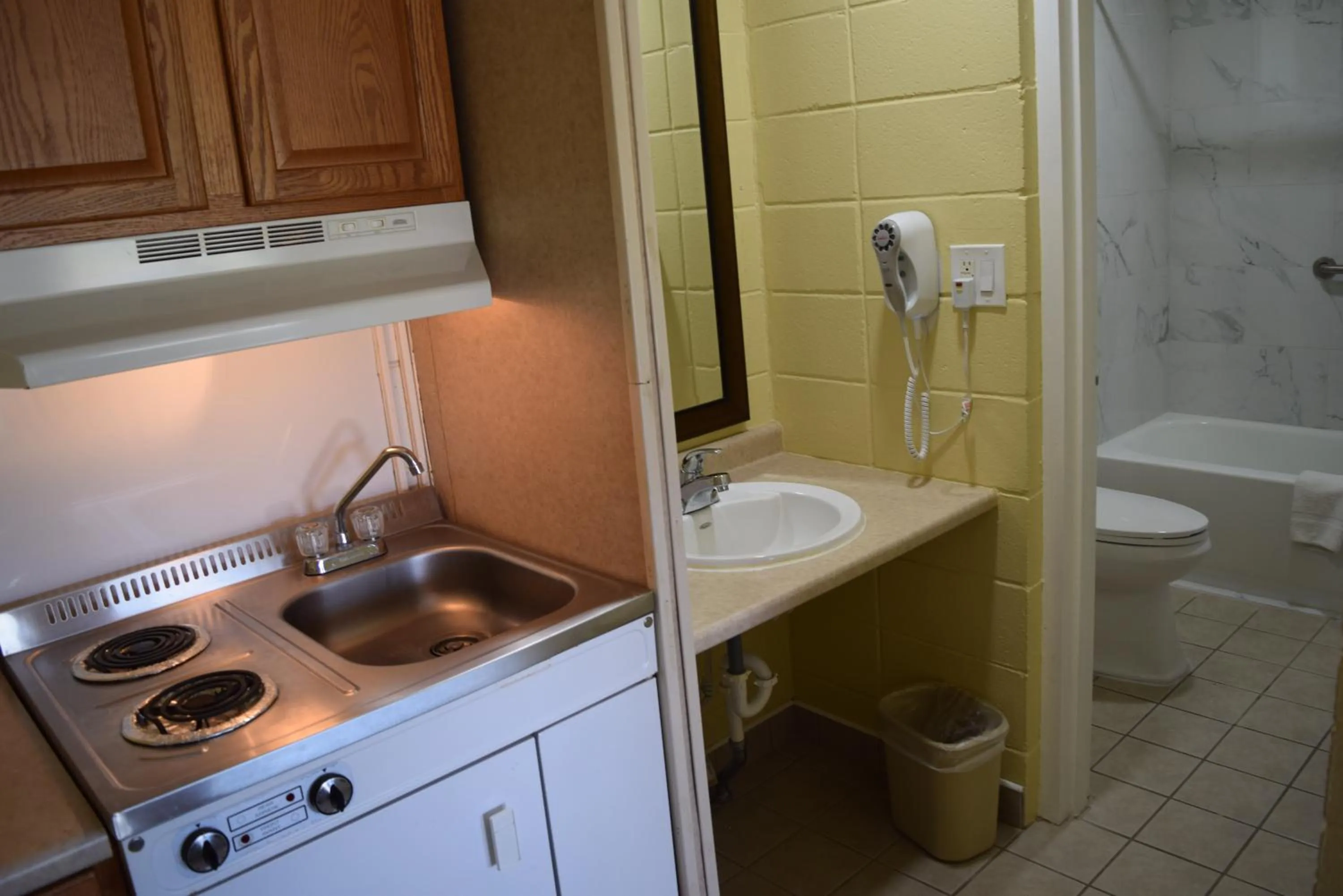 Kitchen or kitchenette in White Oaks Motel Pennsville/Carneys Point
