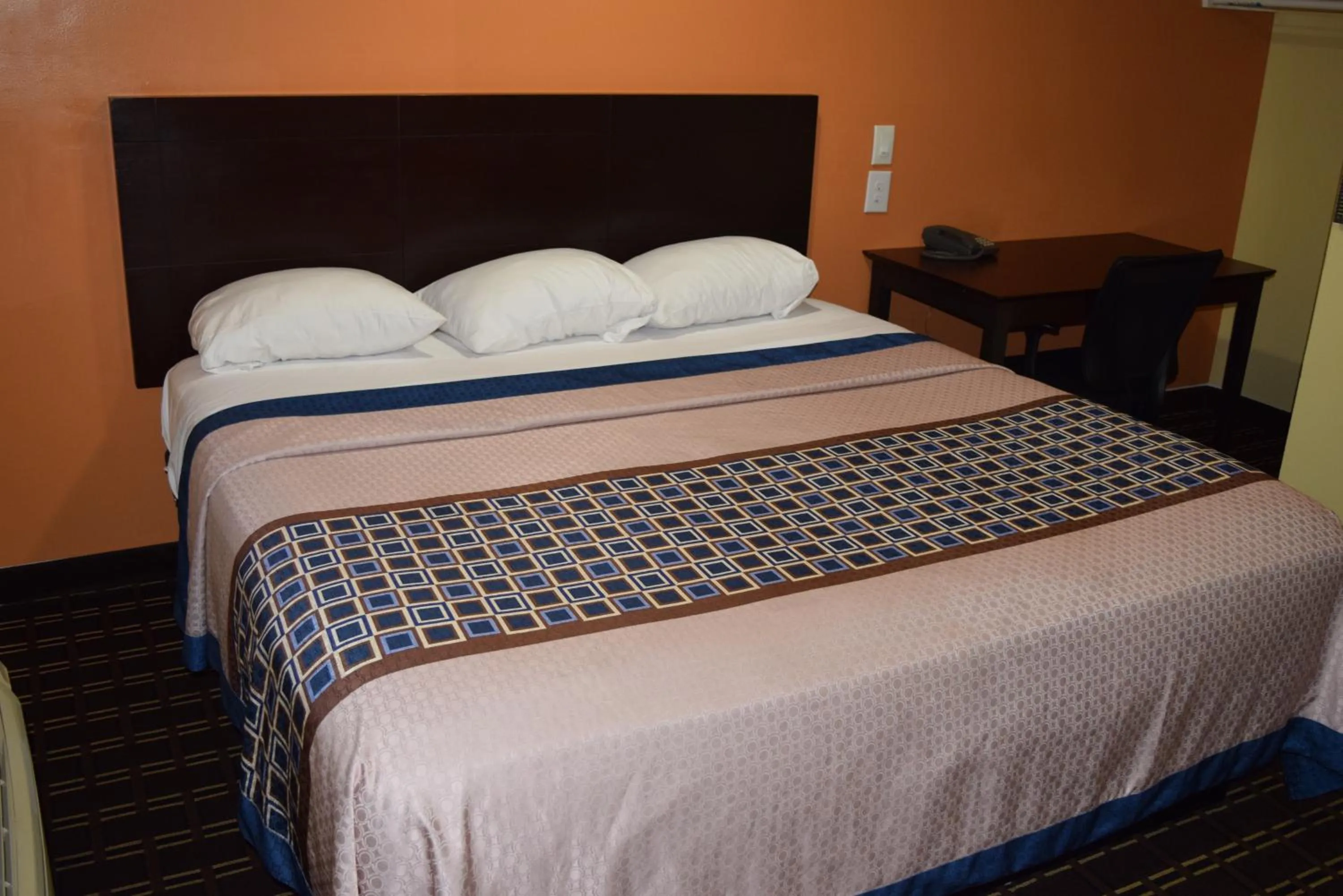 Bed in White Oaks Motel Pennsville/Carneys Point