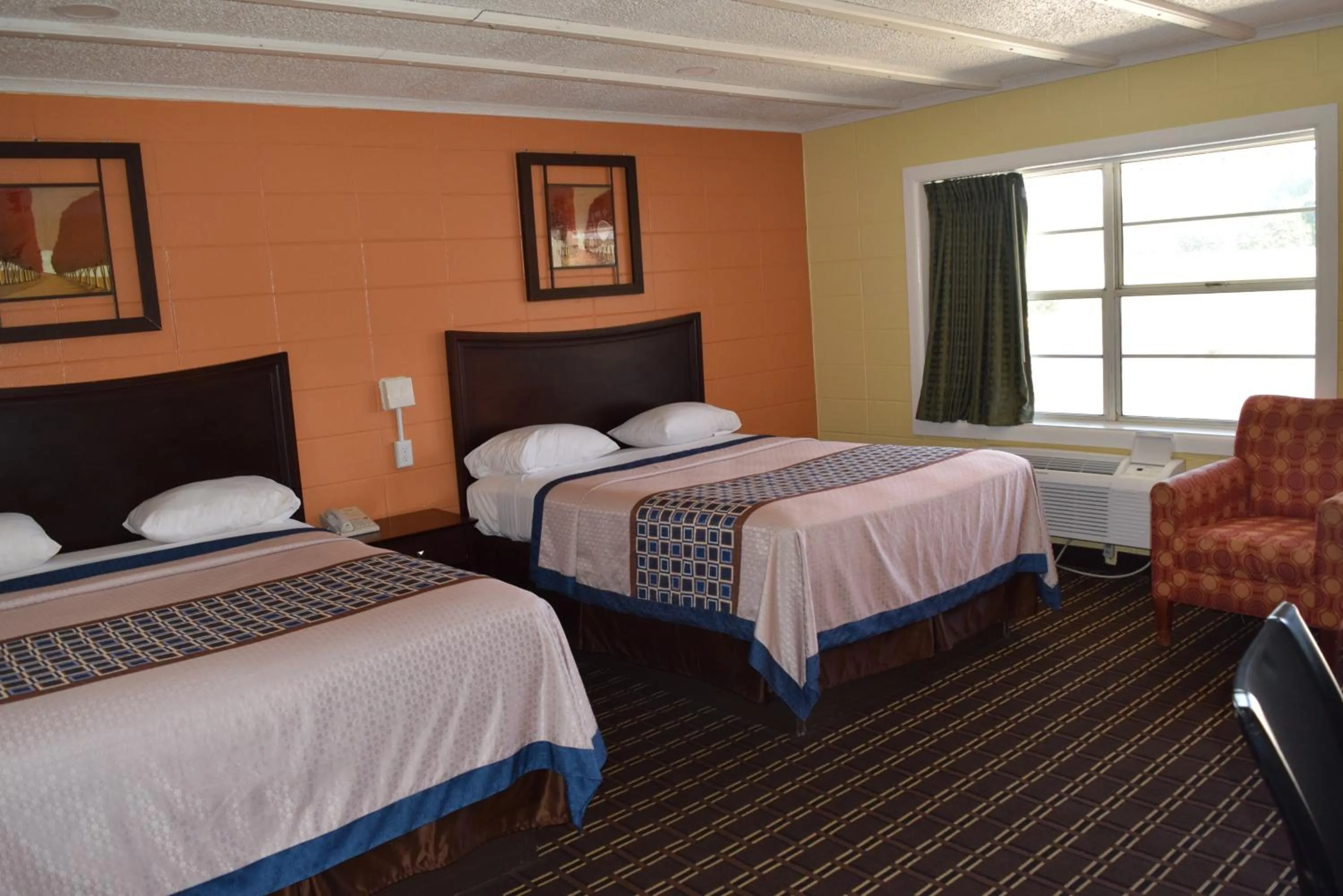 Bed in White Oaks Motel Pennsville/Carneys Point