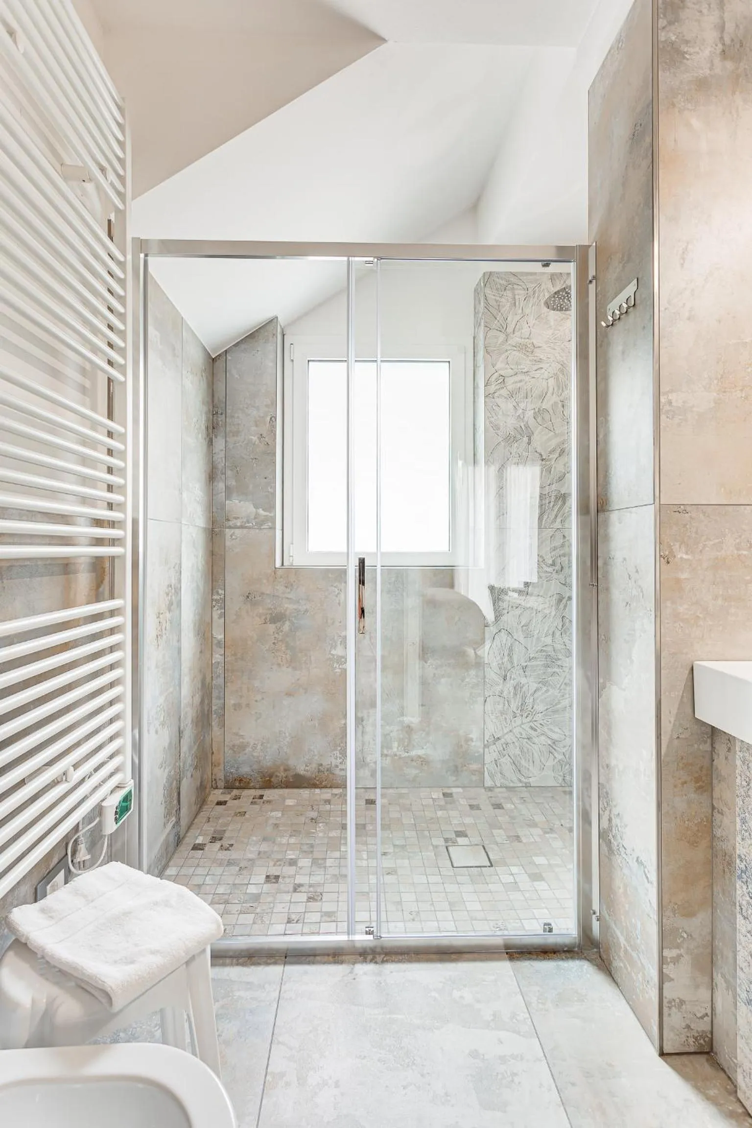 Shower in Hotel Belturismo