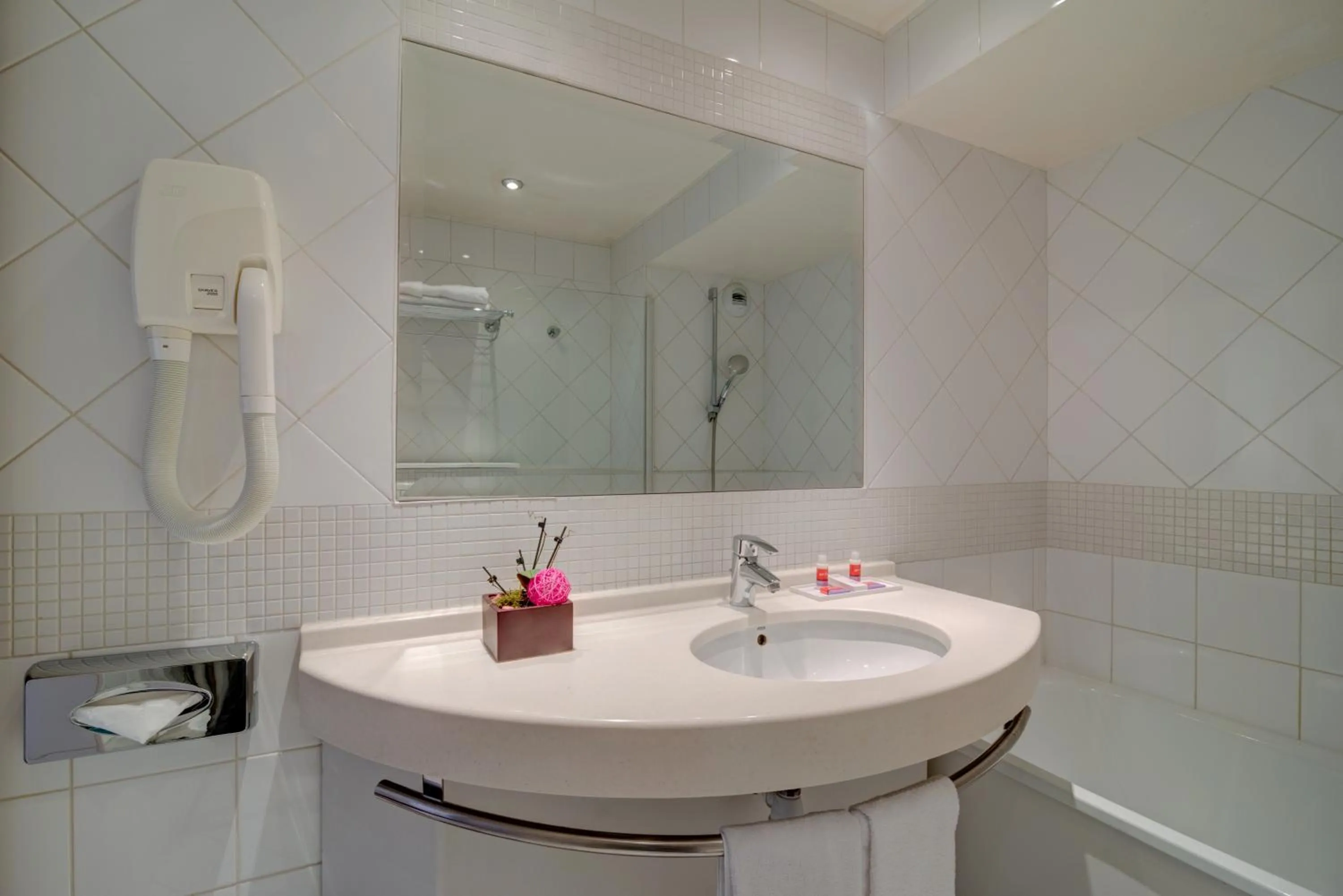 Bathroom in Hotel Caumartin Opéra - Astotel