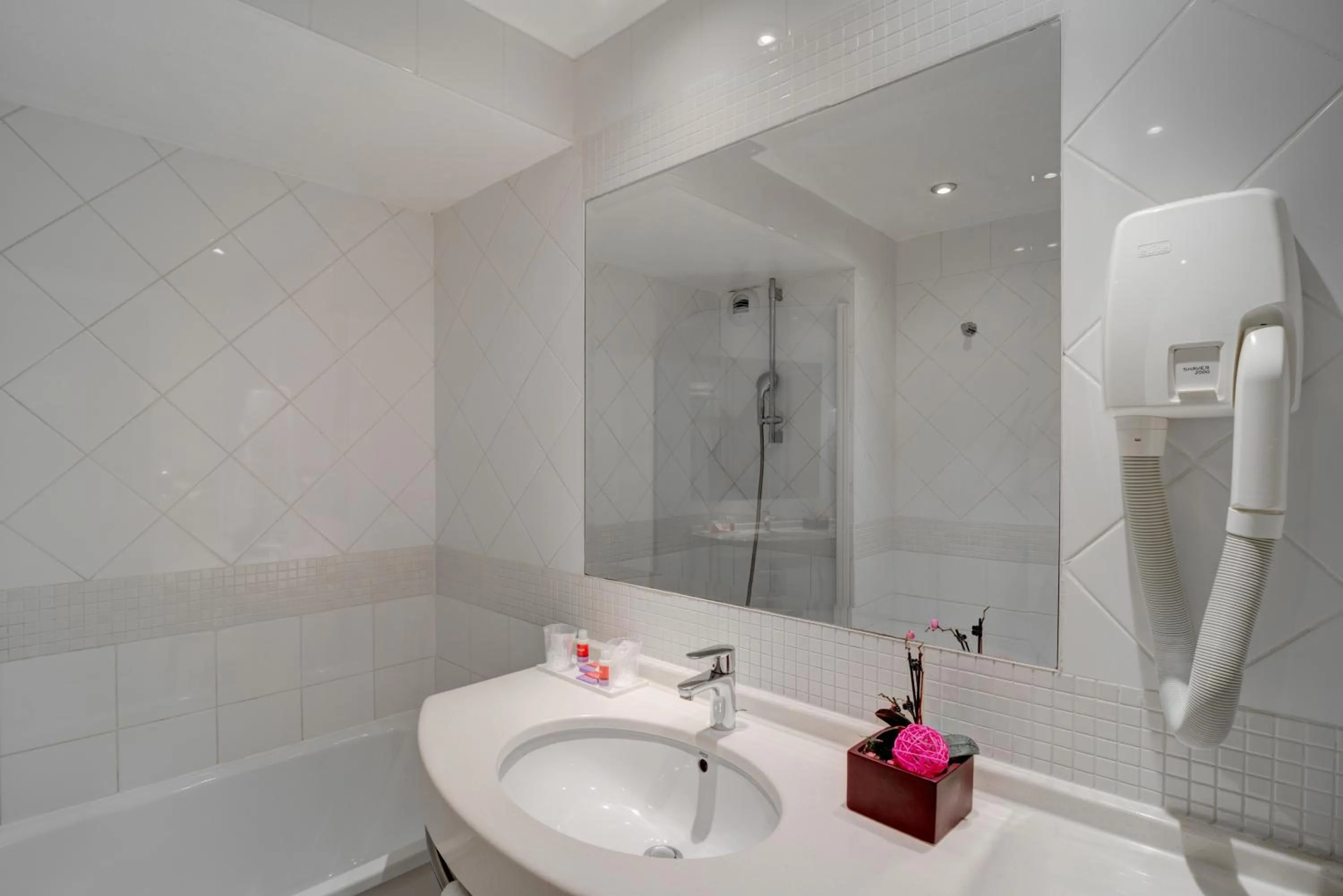 Bathroom in Hotel Caumartin Opéra - Astotel