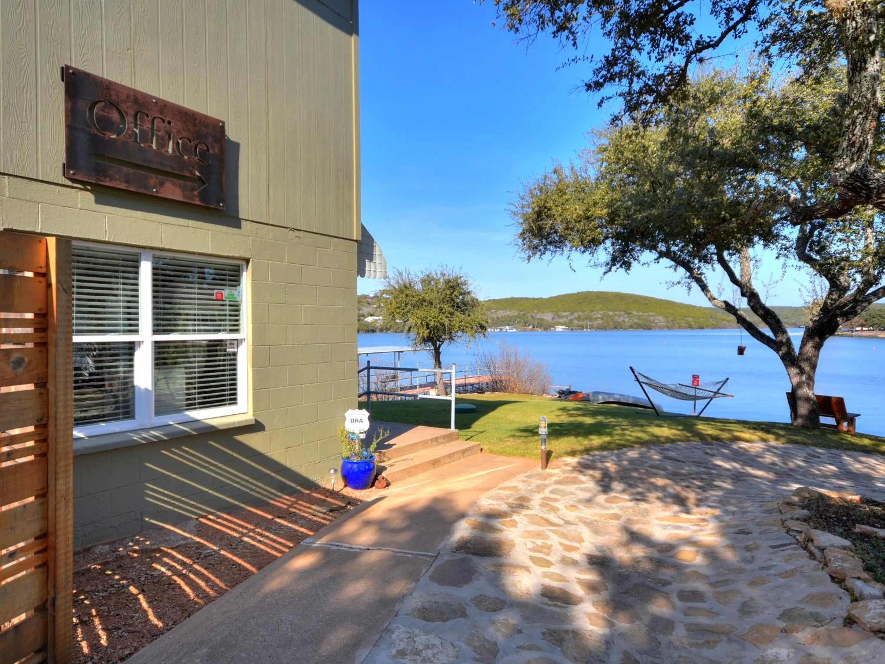 Facade/entrance in Painted Sky Inn