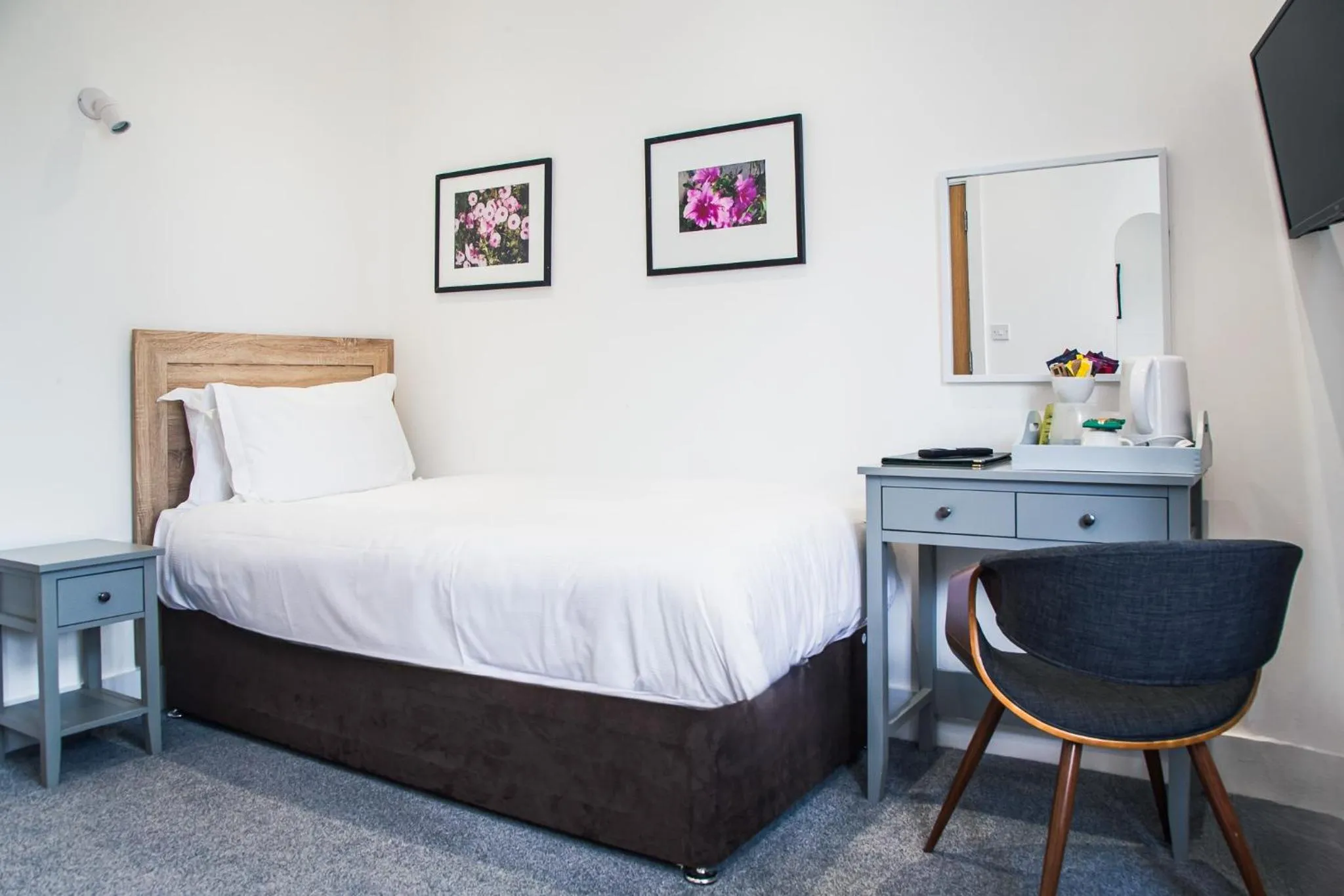 Coffee/tea facilities, Bed in County Hotel