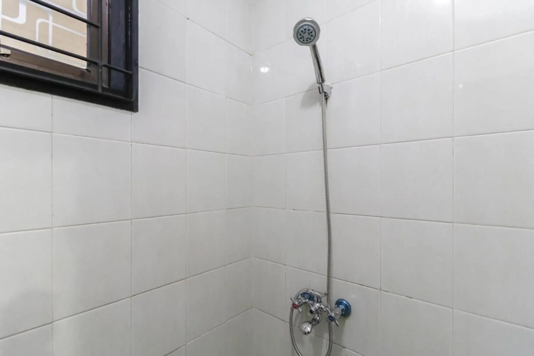 Shower in Cozy Residence Muwardi