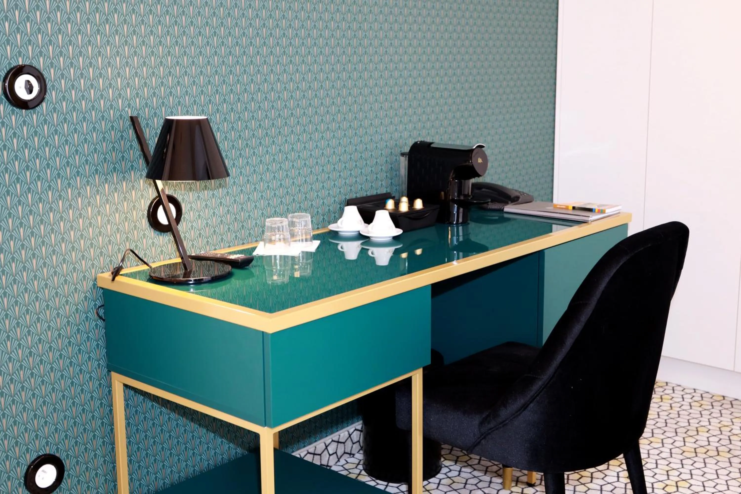 Coffee/tea facilities in Art Deco WOLKER by ASTORIA Hotel & Medical Spa