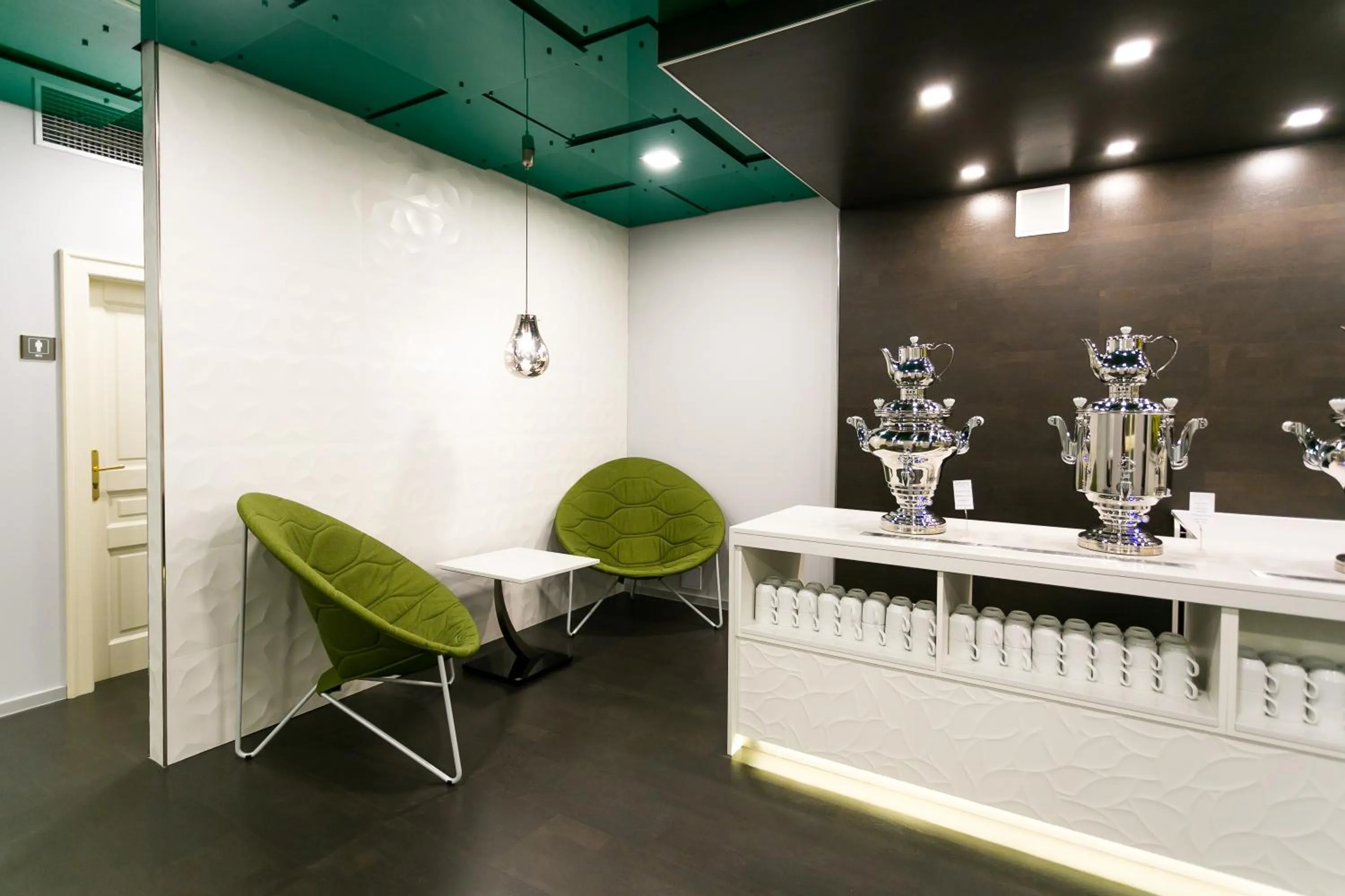 Drinks in Art Deco WOLKER by ASTORIA Hotel & Medical Spa