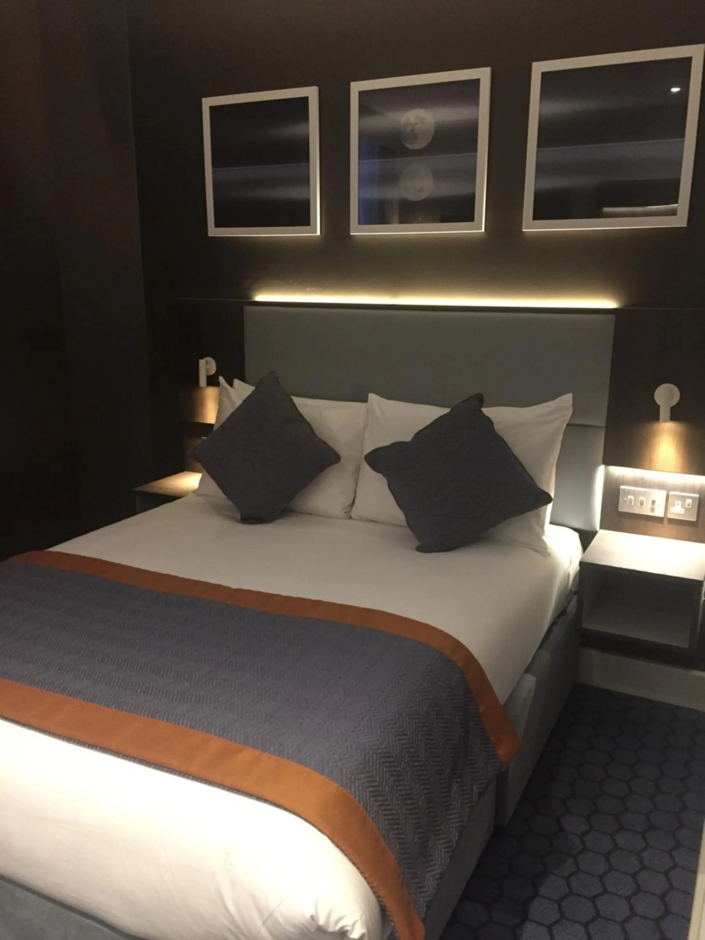 Bed in Best Western Plus Vauxhall Hotel