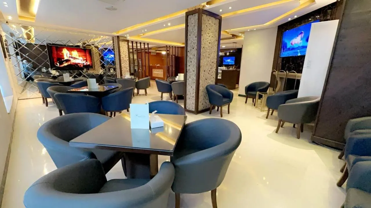 Restaurant/places to eat in Sparr Hotel