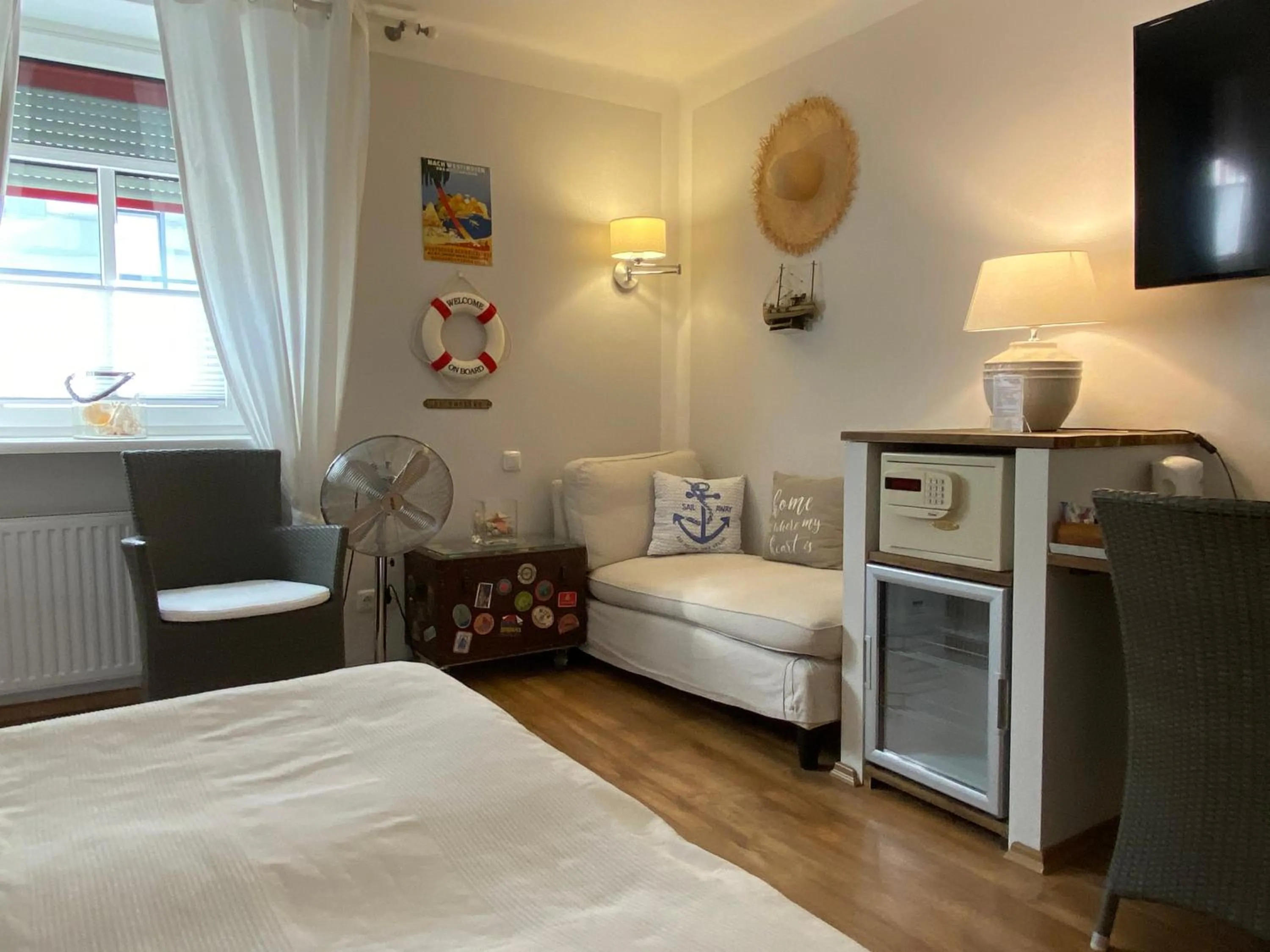 Photo of the whole room, Bed in Bergland Hotel - Adults only