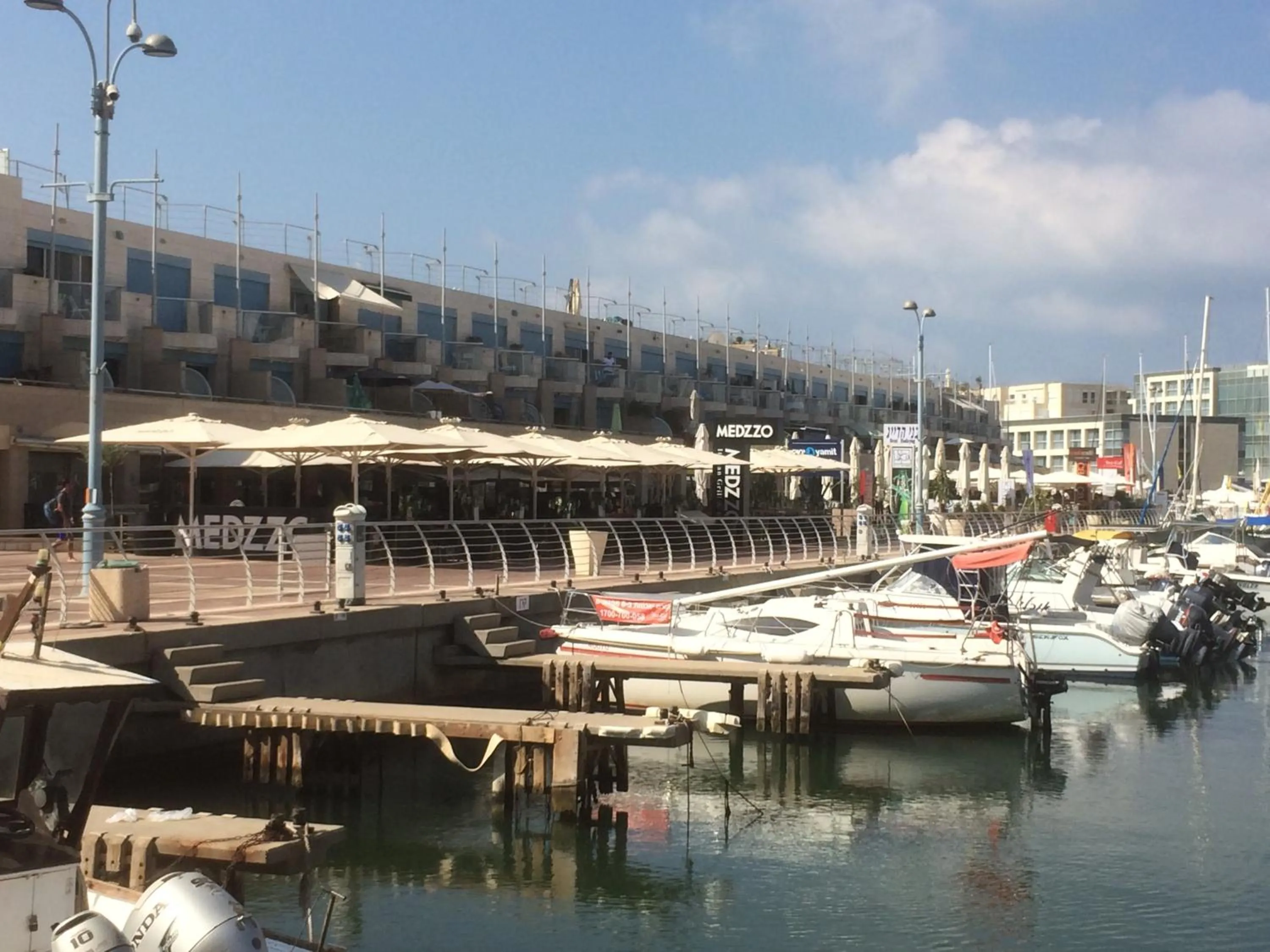 Restaurant/places to eat in First Class Marina Herzlia