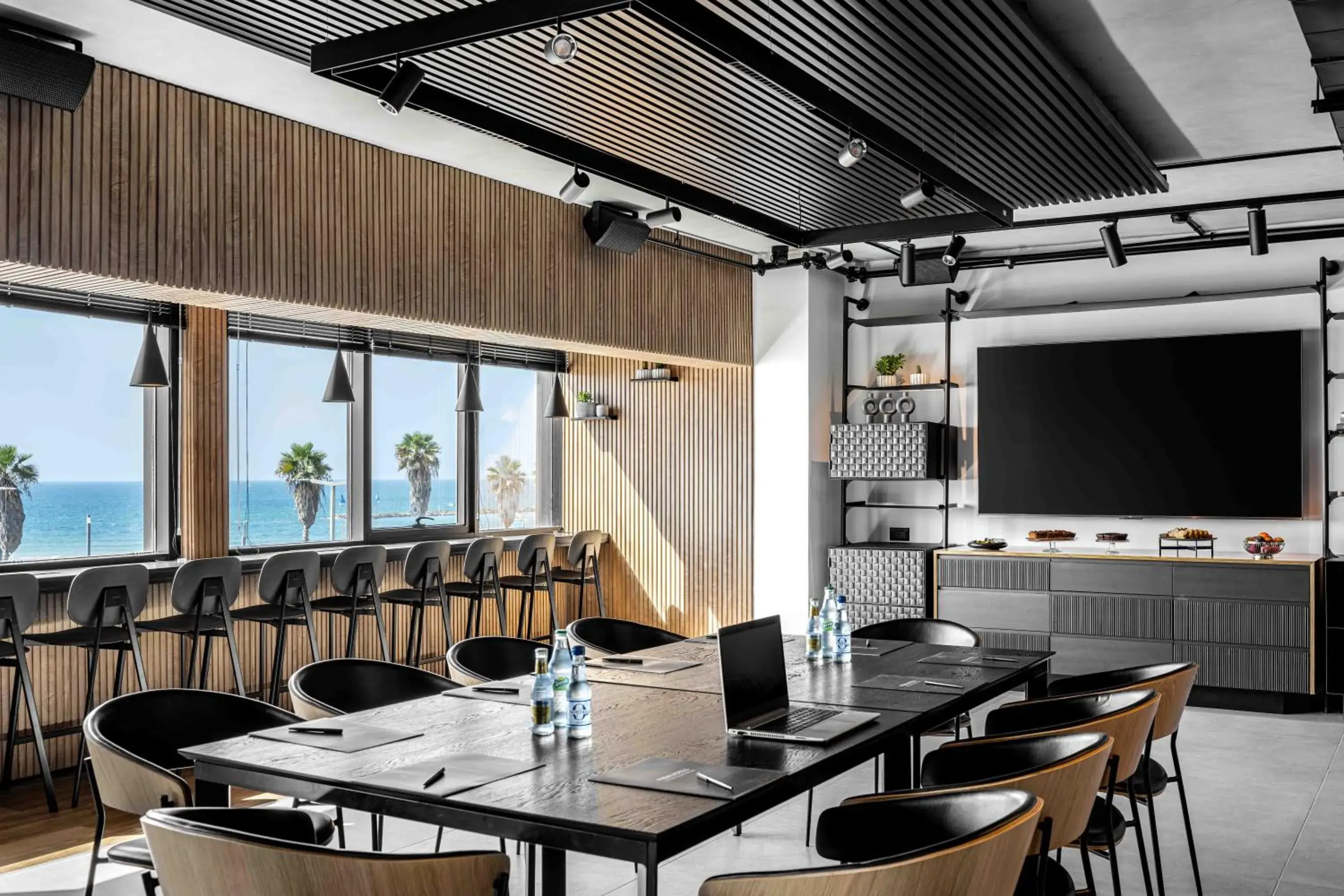 Deluxe Double or Twin Room with Sea View and Business Lounge Access in Prima Tel Aviv Hotel Deluxe Double or Twin Room with Sea View and Business Lounge Access in Prima Tel Aviv Hotel