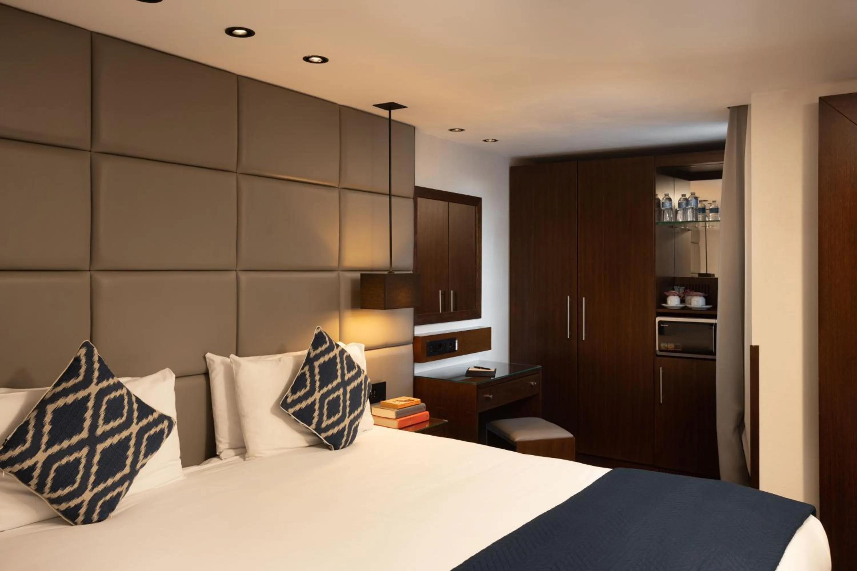 Bed in Montcalm Chilworth Townhouse, Paddington