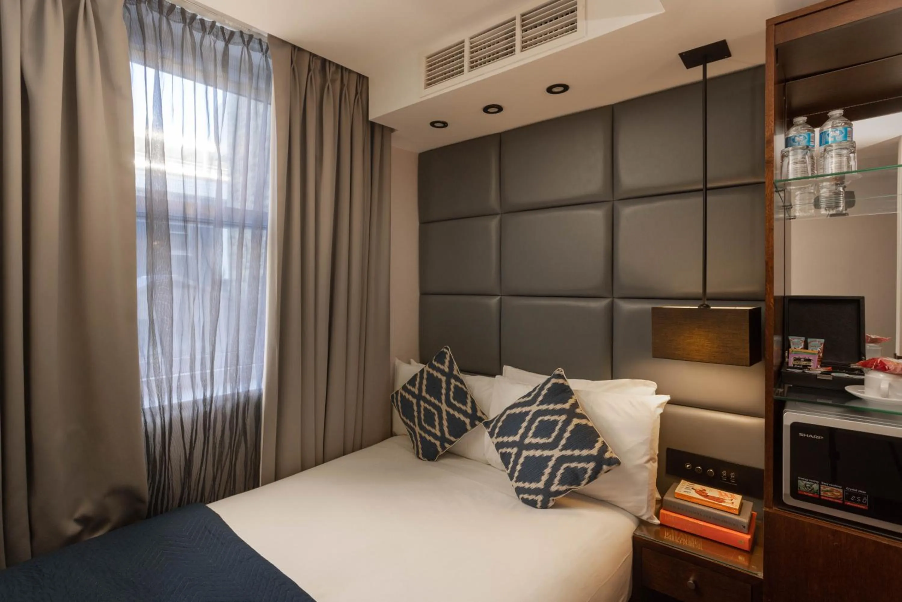 Bed in Montcalm Chilworth Townhouse, Paddington