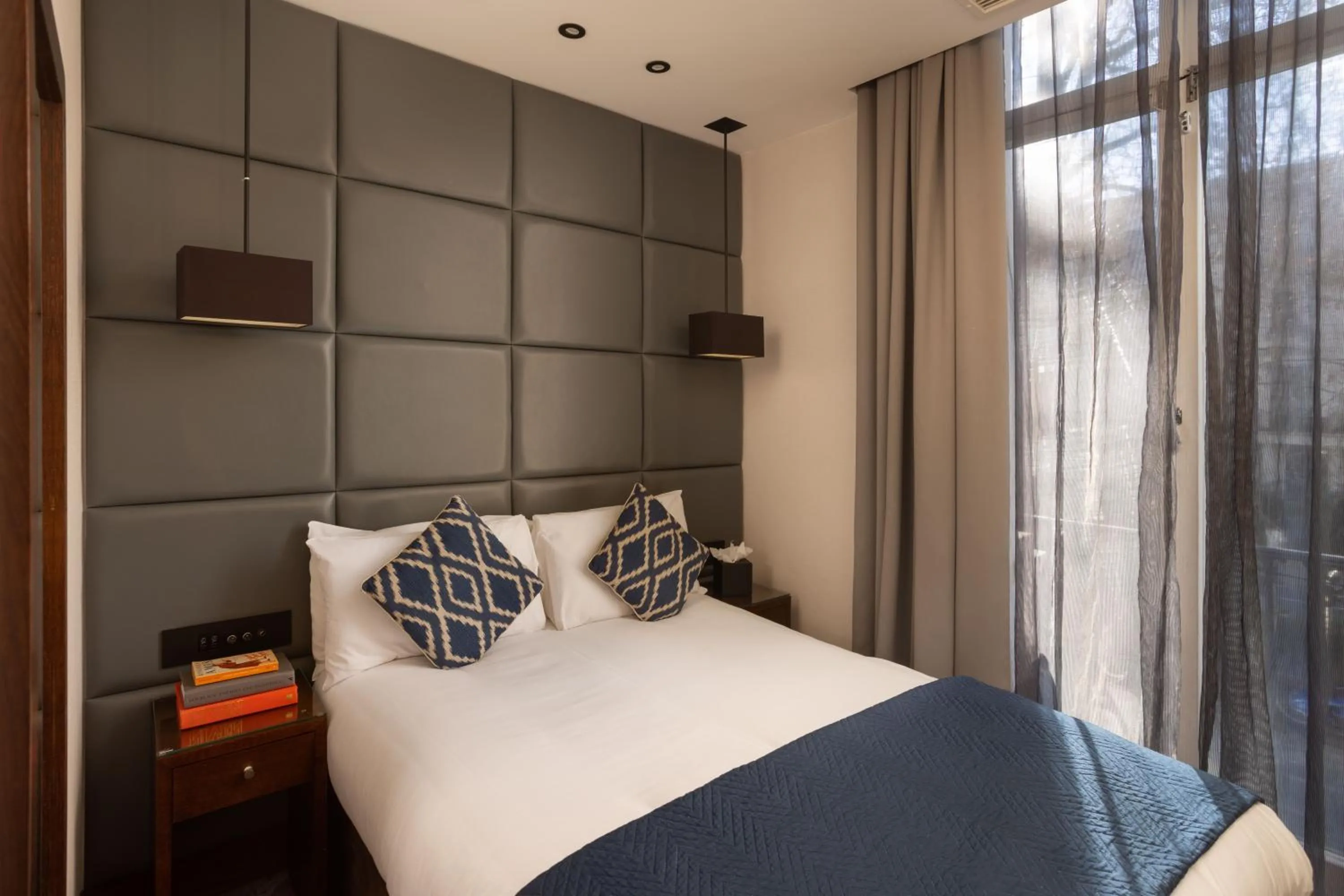 Bed in Montcalm Chilworth Townhouse, Paddington