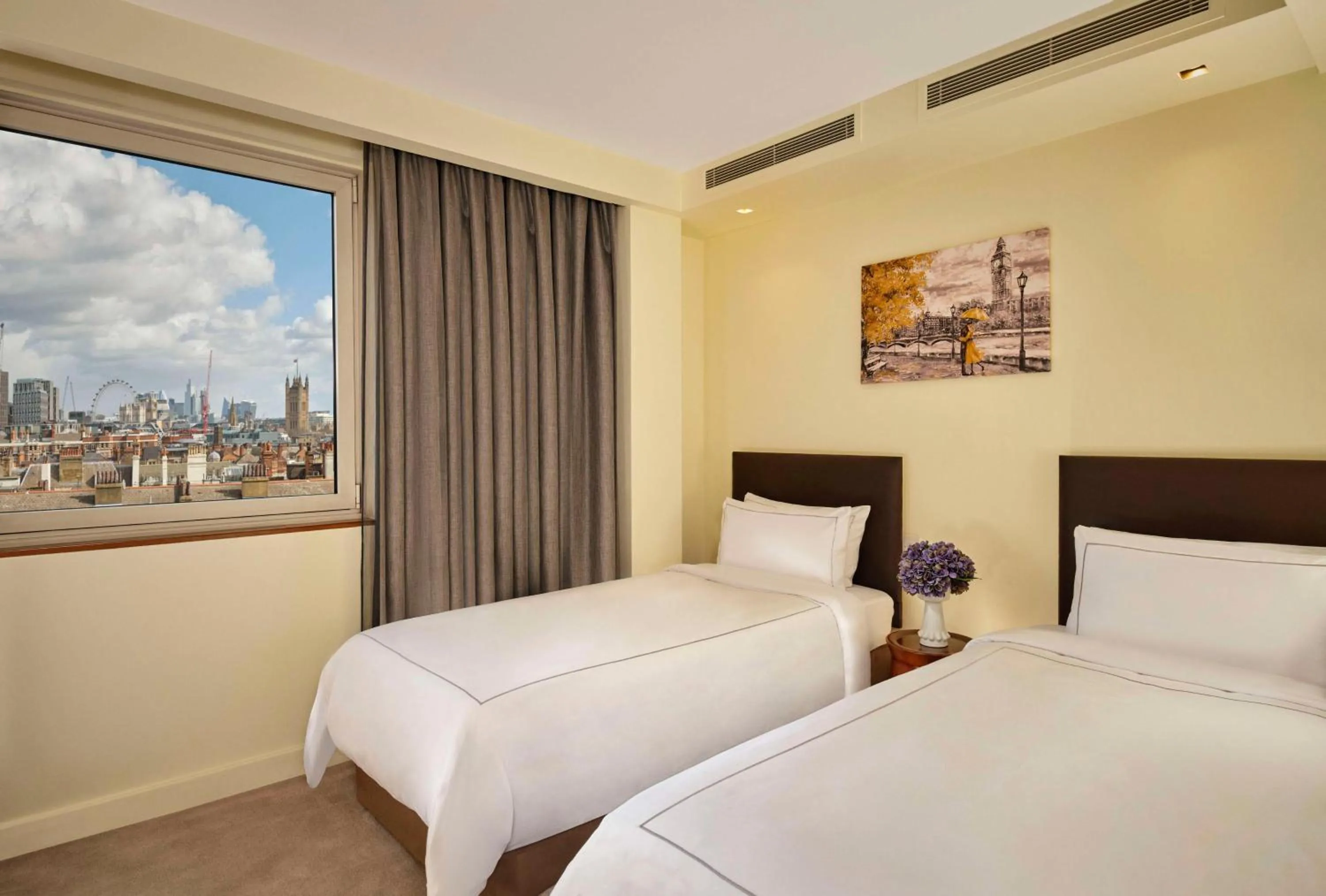 Photo of the whole room, Bed in Park Plaza Victoria London