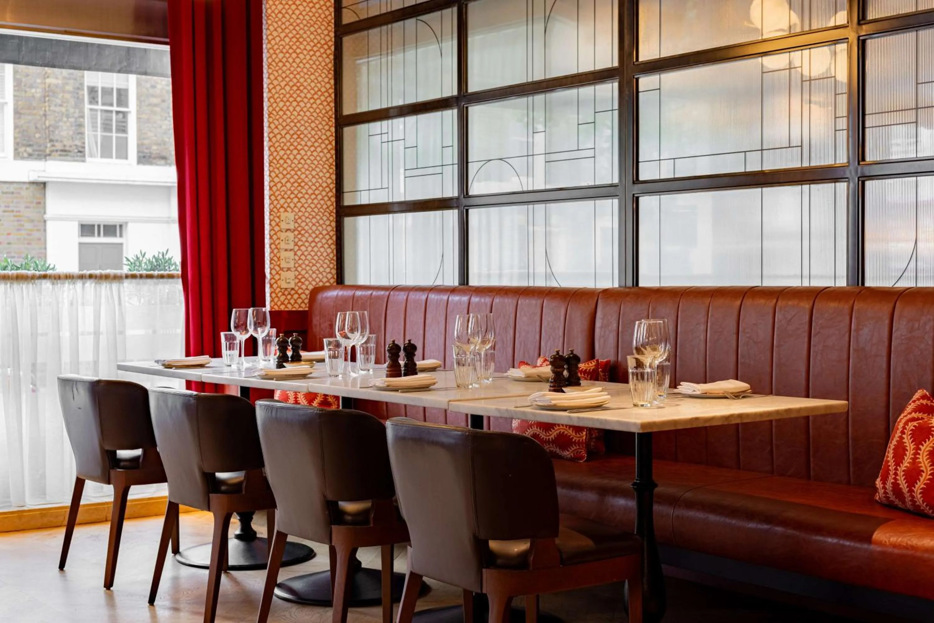 Restaurant/places to eat in Park Plaza Victoria London